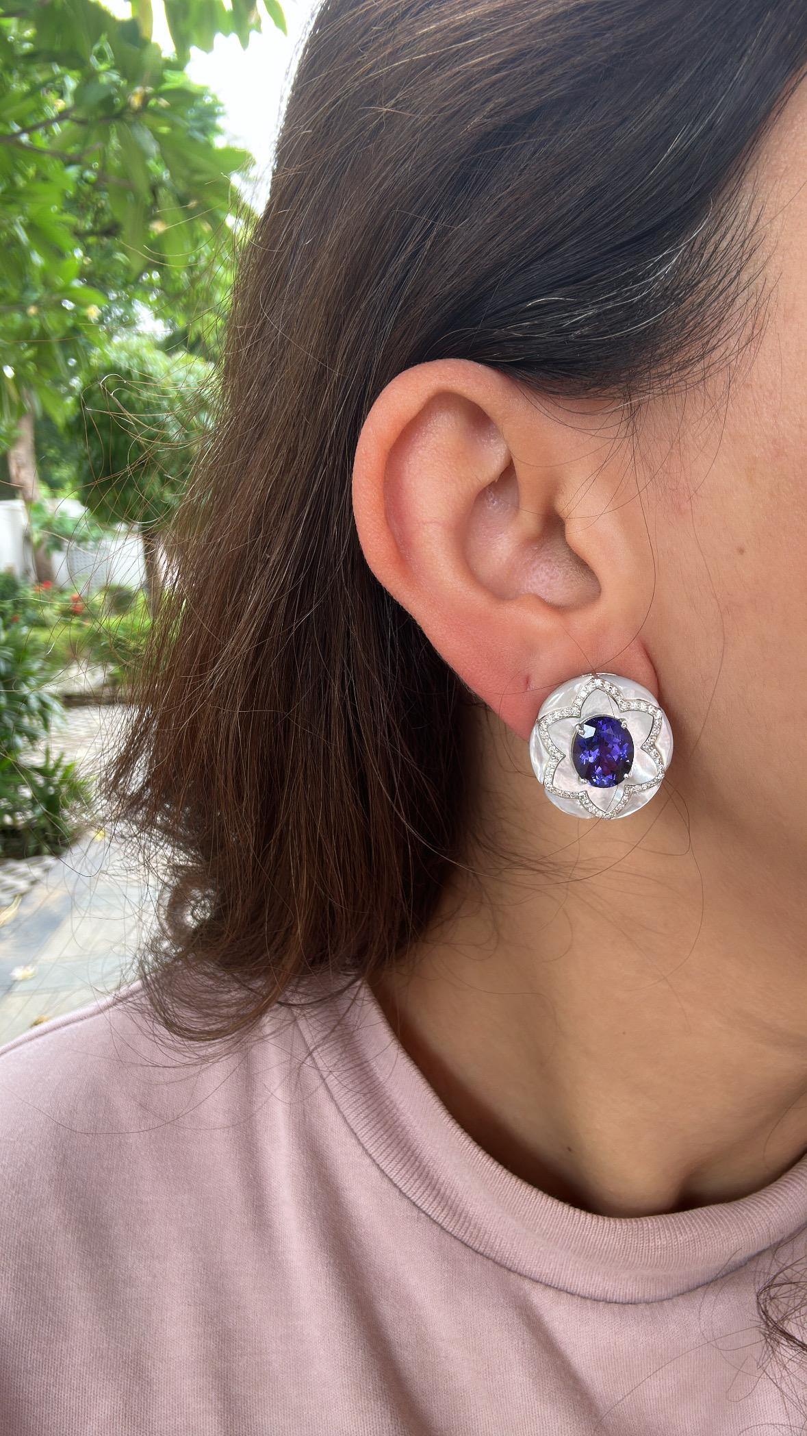 Boucles d'oreilles en or 18 carats, Tanzanites de 7,16 carats, nacre de perles et diamants en vente 3