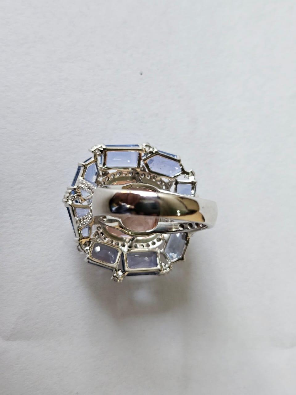 Très belle bague de cocktail en or blanc 18 carats, Morganite et saphirs bleus, sertie de diamants naturels. Le poids de la Morganite est de 7.28 carats. Le poids des saphirs bleus est de 5.78 carats. Les saphirs bleus sont originaires de Ceylan