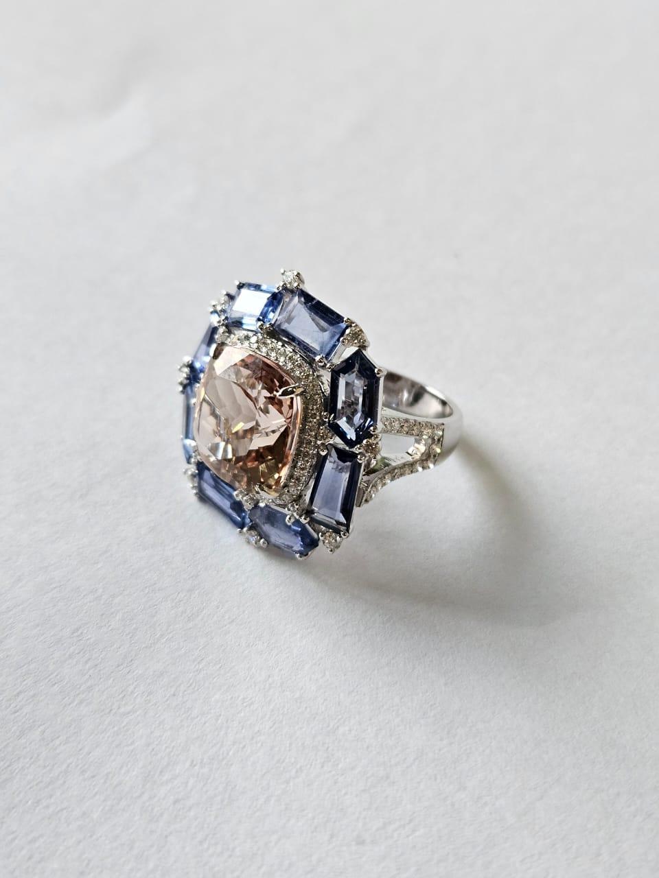 Moderne Bague cocktail en or 18 carats, Morganite, saphirs bleus et diamants de 7,28 carats en vente