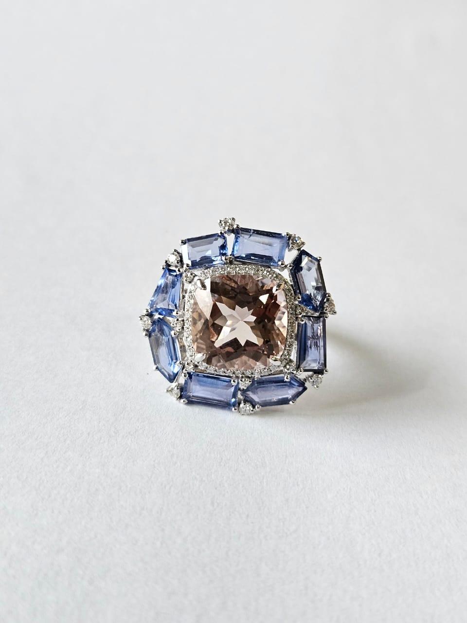 Taille coussin Bague cocktail en or 18 carats, Morganite, saphirs bleus et diamants de 7,28 carats en vente