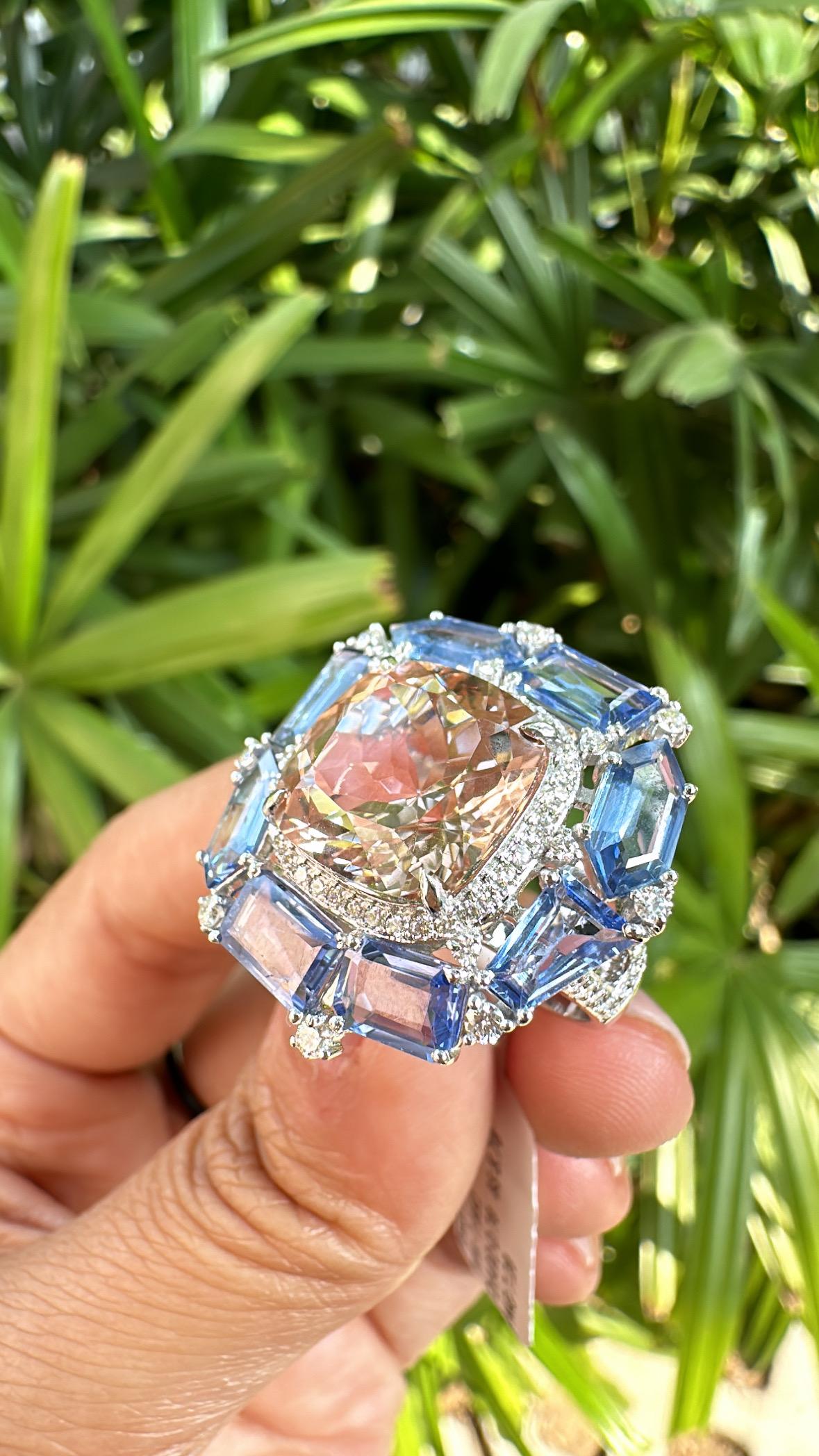 Bague cocktail en or 18 carats, Morganite, saphirs bleus et diamants de 7,28 carats Neuf - En vente à Hong Kong, HK