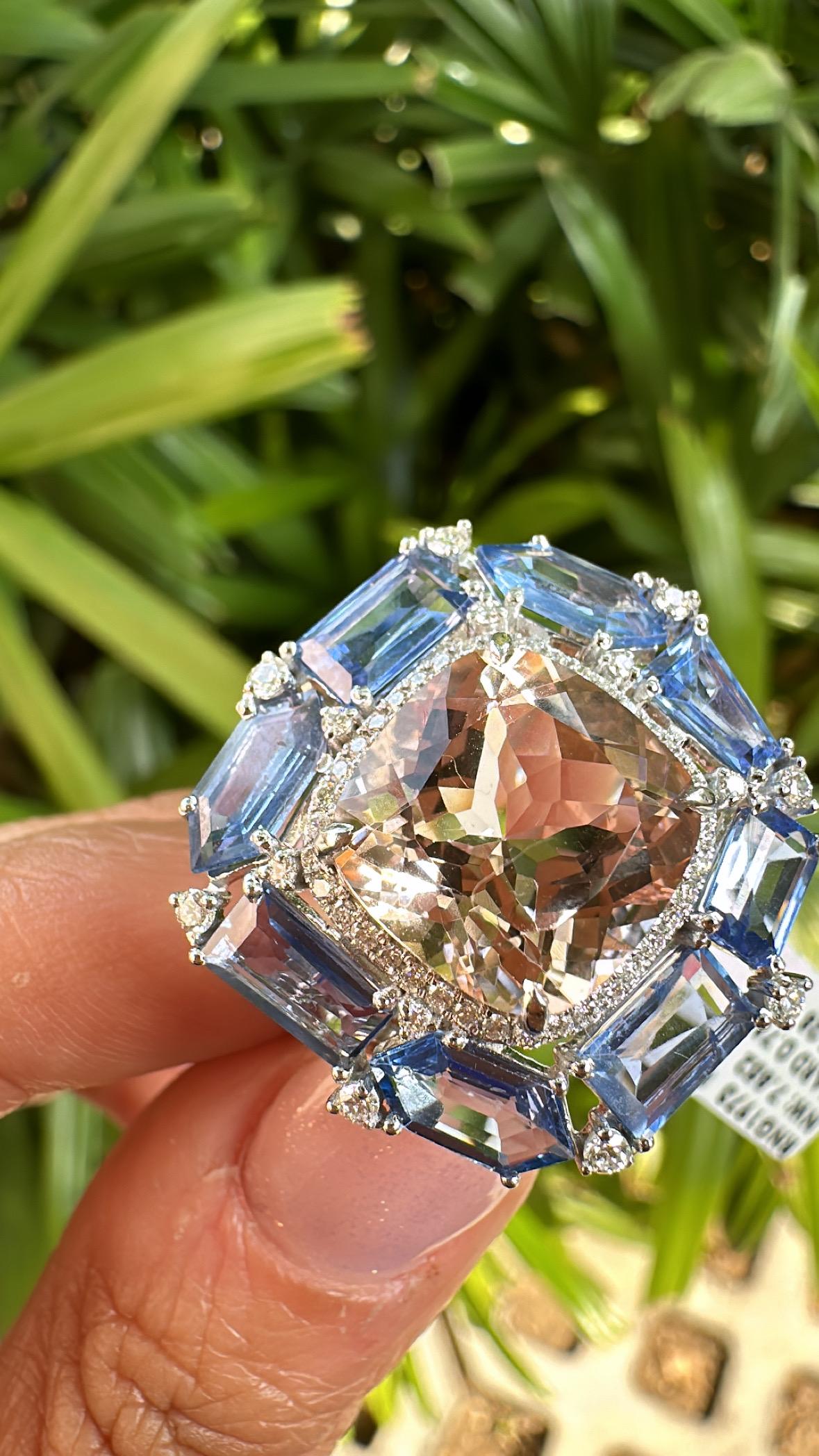 Bague cocktail en or 18 carats, Morganite, saphirs bleus et diamants de 7,28 carats Unisexe en vente