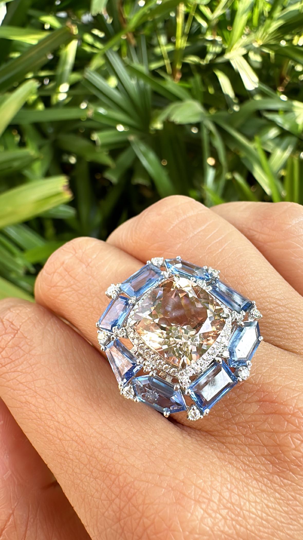 Bague cocktail en or 18 carats, Morganite, saphirs bleus et diamants de 7,28 carats en vente 1
