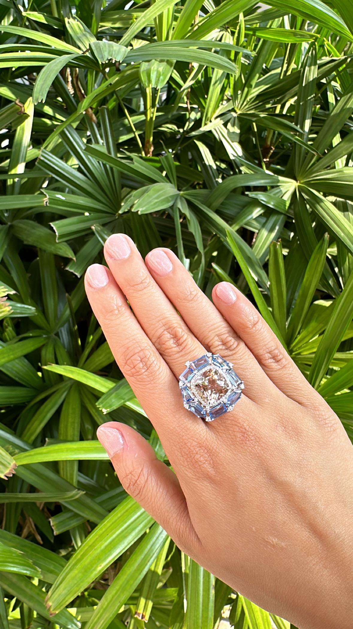Bague cocktail en or 18 carats, Morganite, saphirs bleus et diamants de 7,28 carats en vente 2