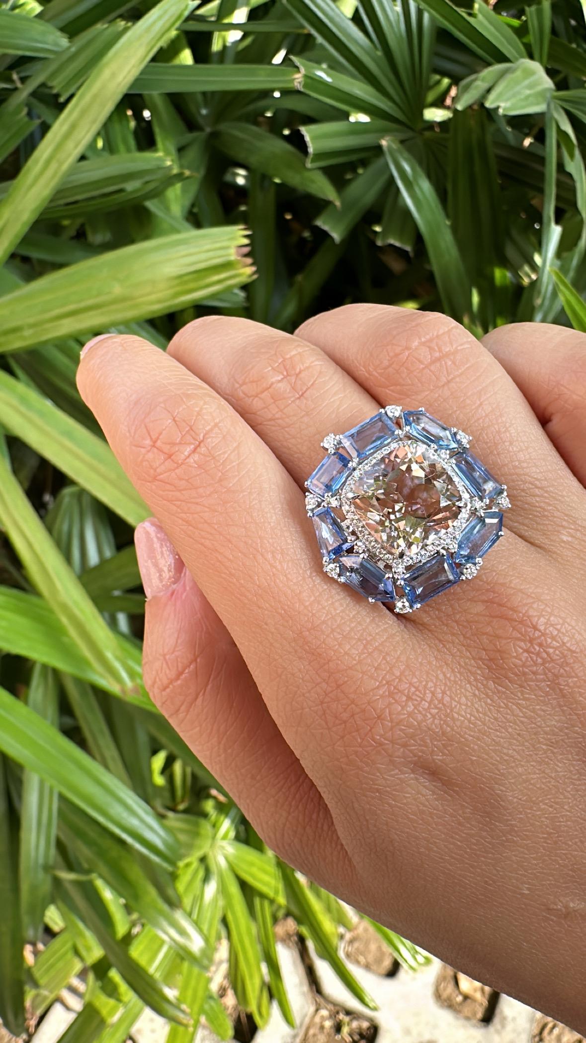 Bague cocktail en or 18 carats, Morganite, saphirs bleus et diamants de 7,28 carats en vente 3