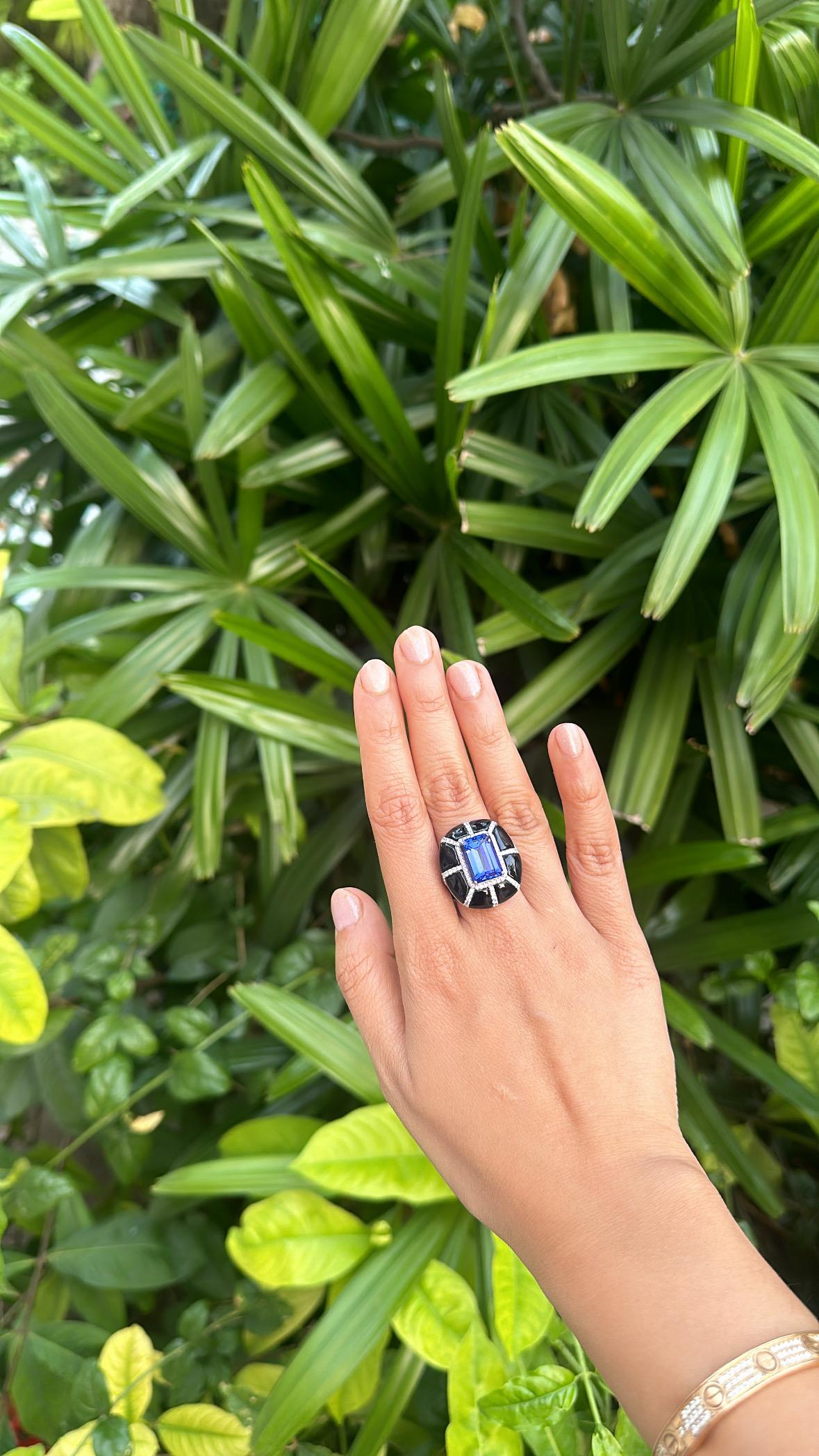 Set in 18K Gold, 7.33 carats Tanzanite, Black Onyx & Diamonds Cocktail Ring For Sale 4