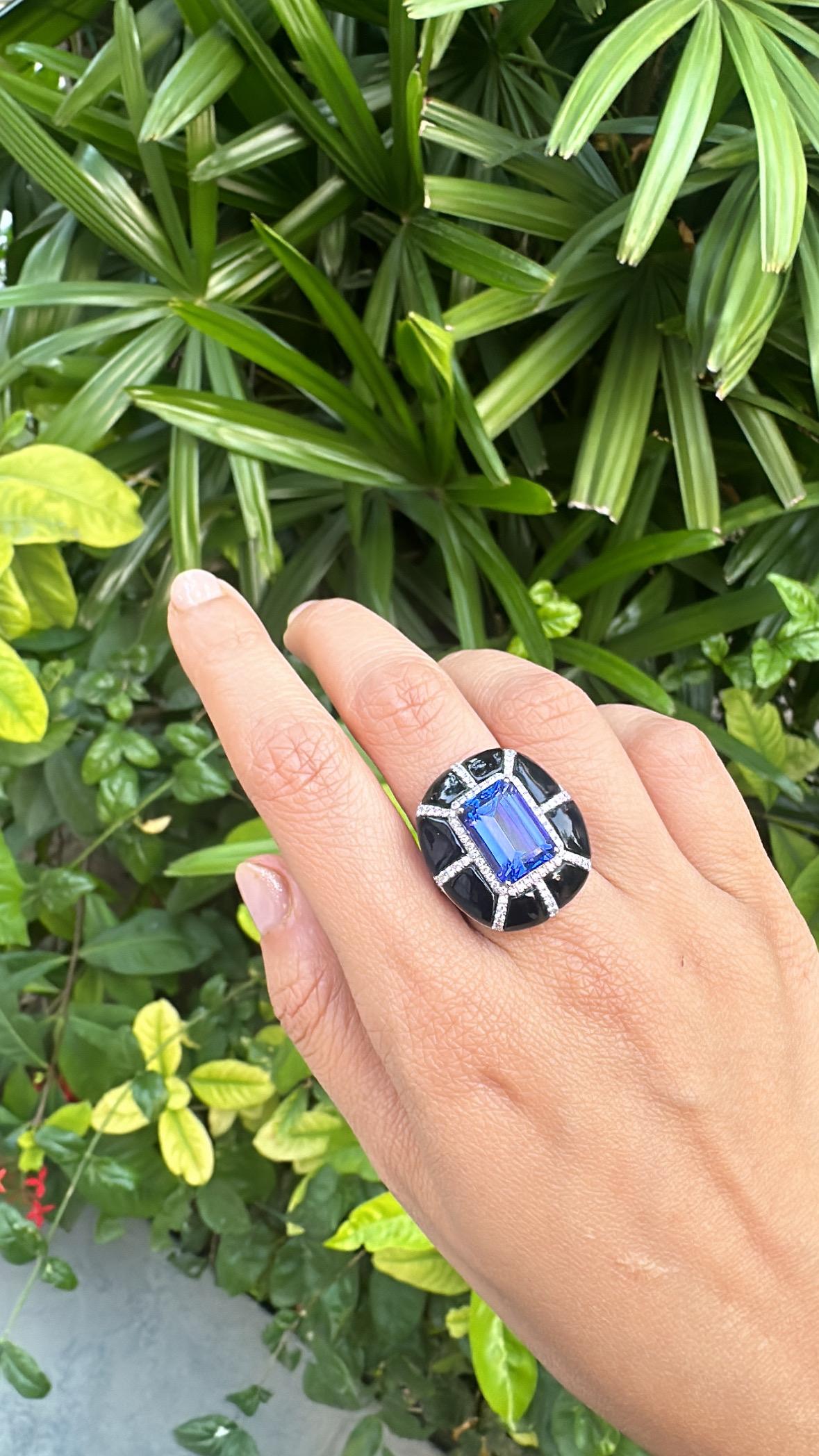 Set in 18K Gold, 7.33 carats Tanzanite, Black Onyx & Diamonds Cocktail Ring For Sale 5
