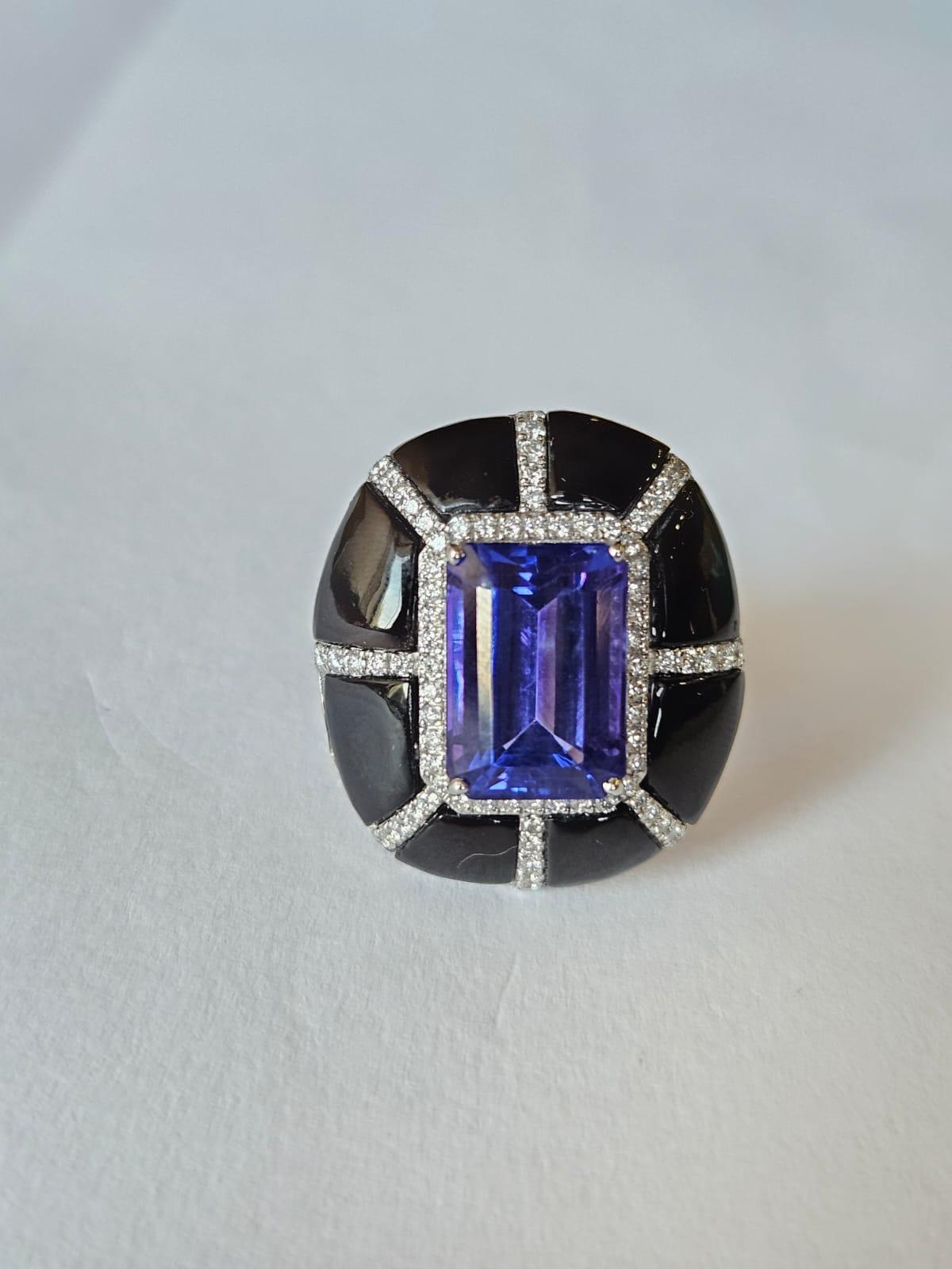 Set in 18K Gold, 7.33 carats Tanzanite, Black Onyx & Diamonds Cocktail Ring In New Condition For Sale In Hong Kong, HK