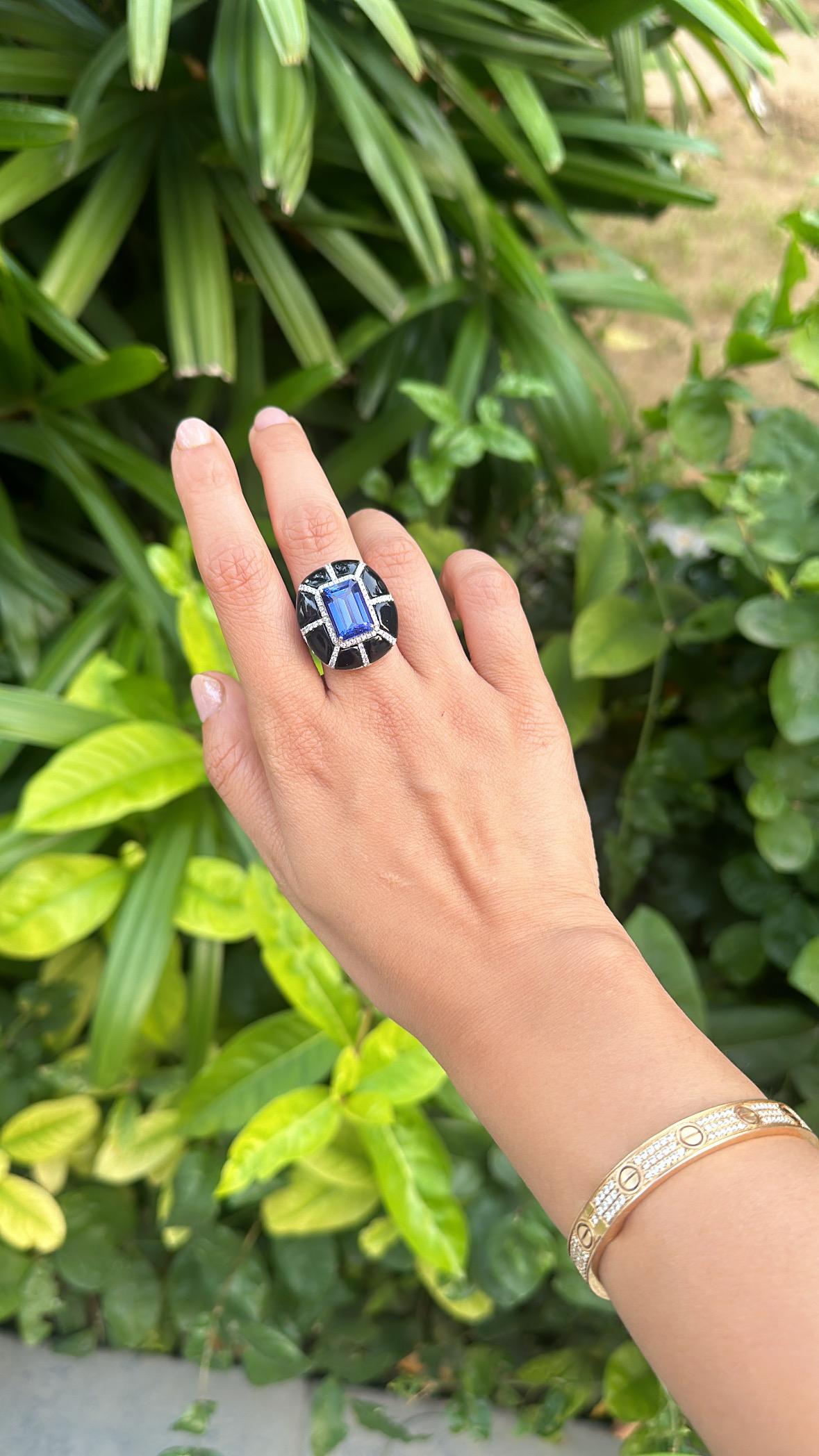 Women's or Men's Set in 18K Gold, 7.33 carats Tanzanite, Black Onyx & Diamonds Cocktail Ring For Sale