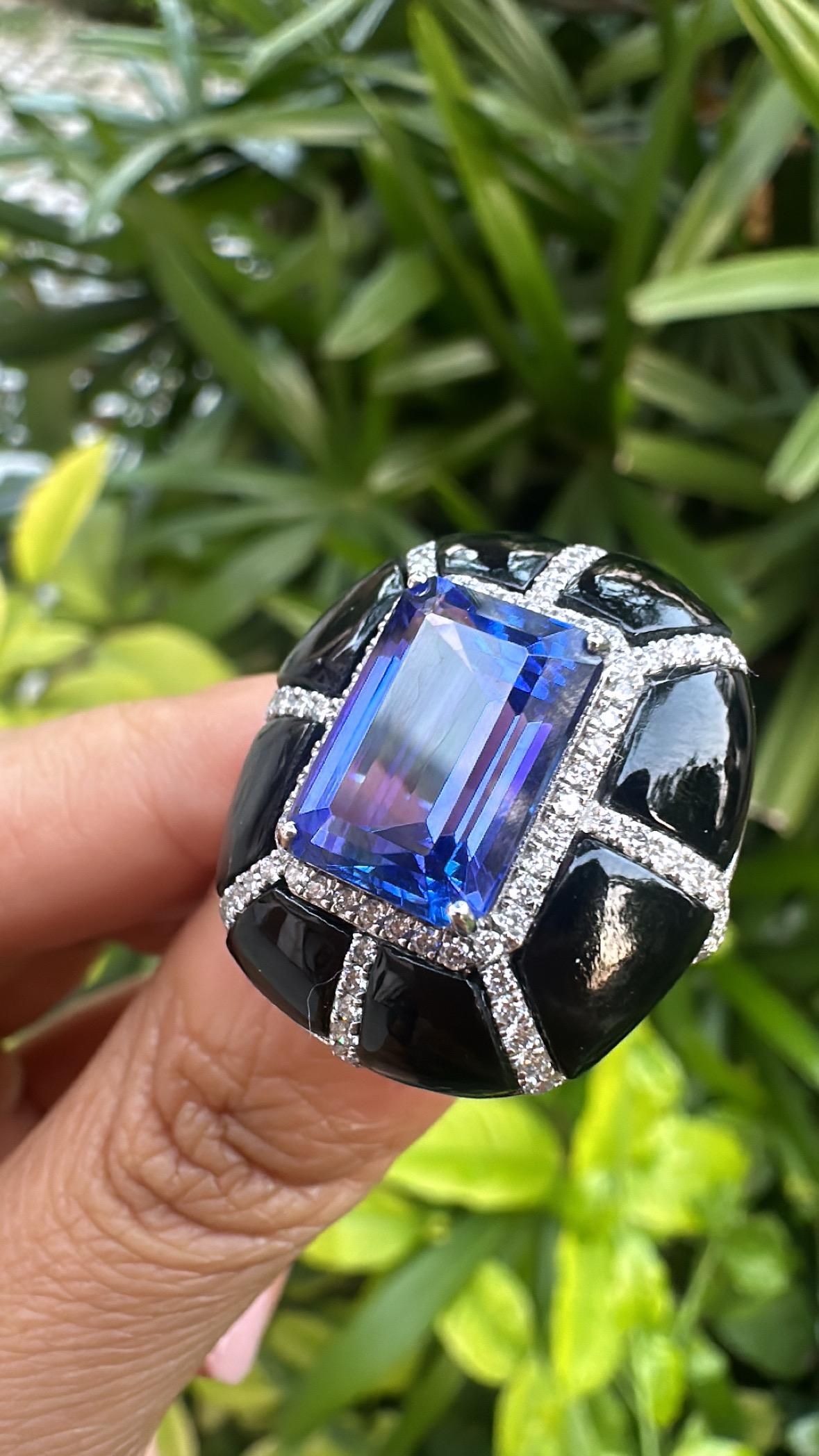 Set in 18K Gold, 7.33 carats Tanzanite, Black Onyx & Diamonds Cocktail Ring For Sale 1