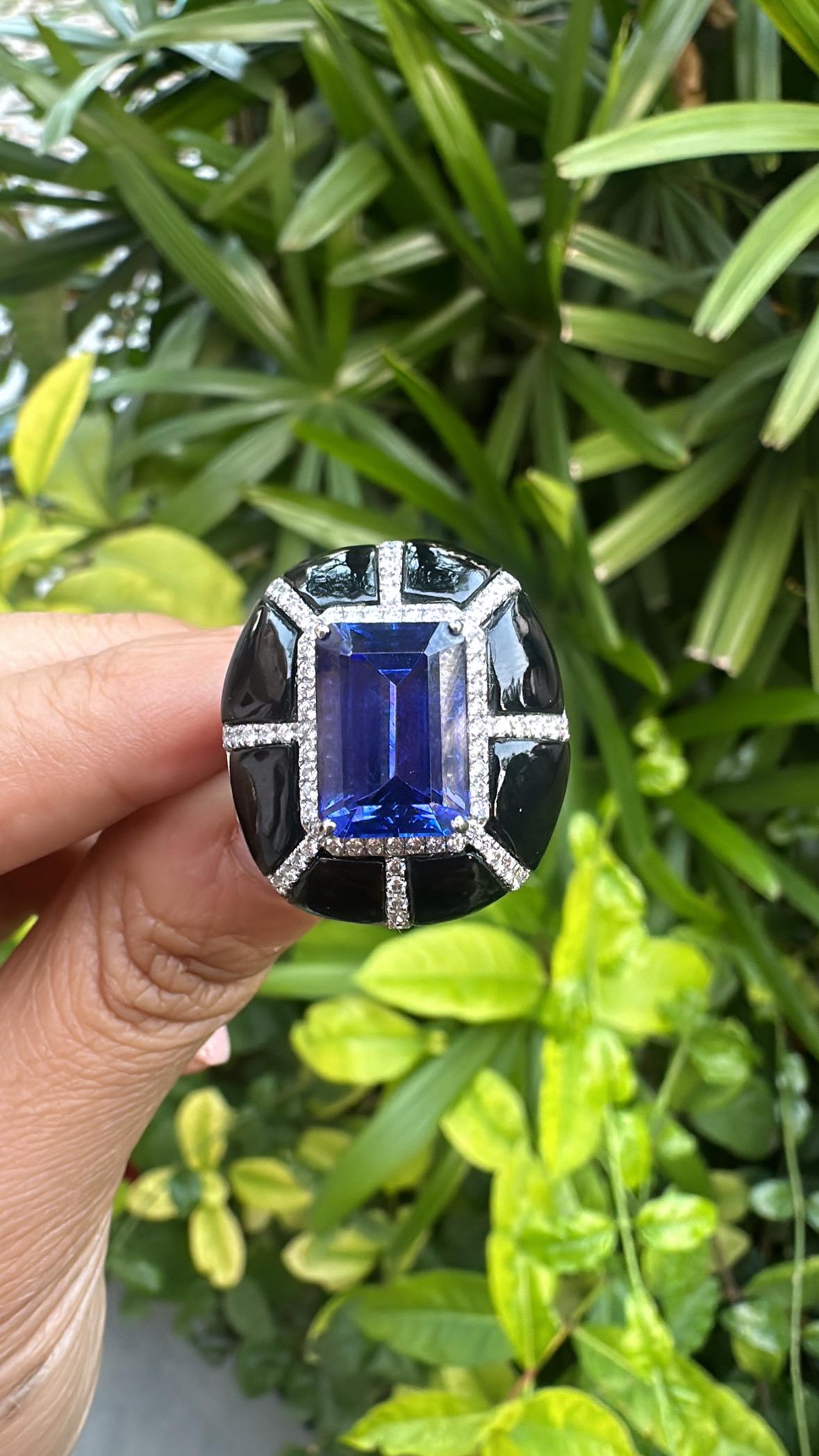 Set in 18K Gold, 7.33 carats Tanzanite, Black Onyx & Diamonds Cocktail Ring For Sale 2