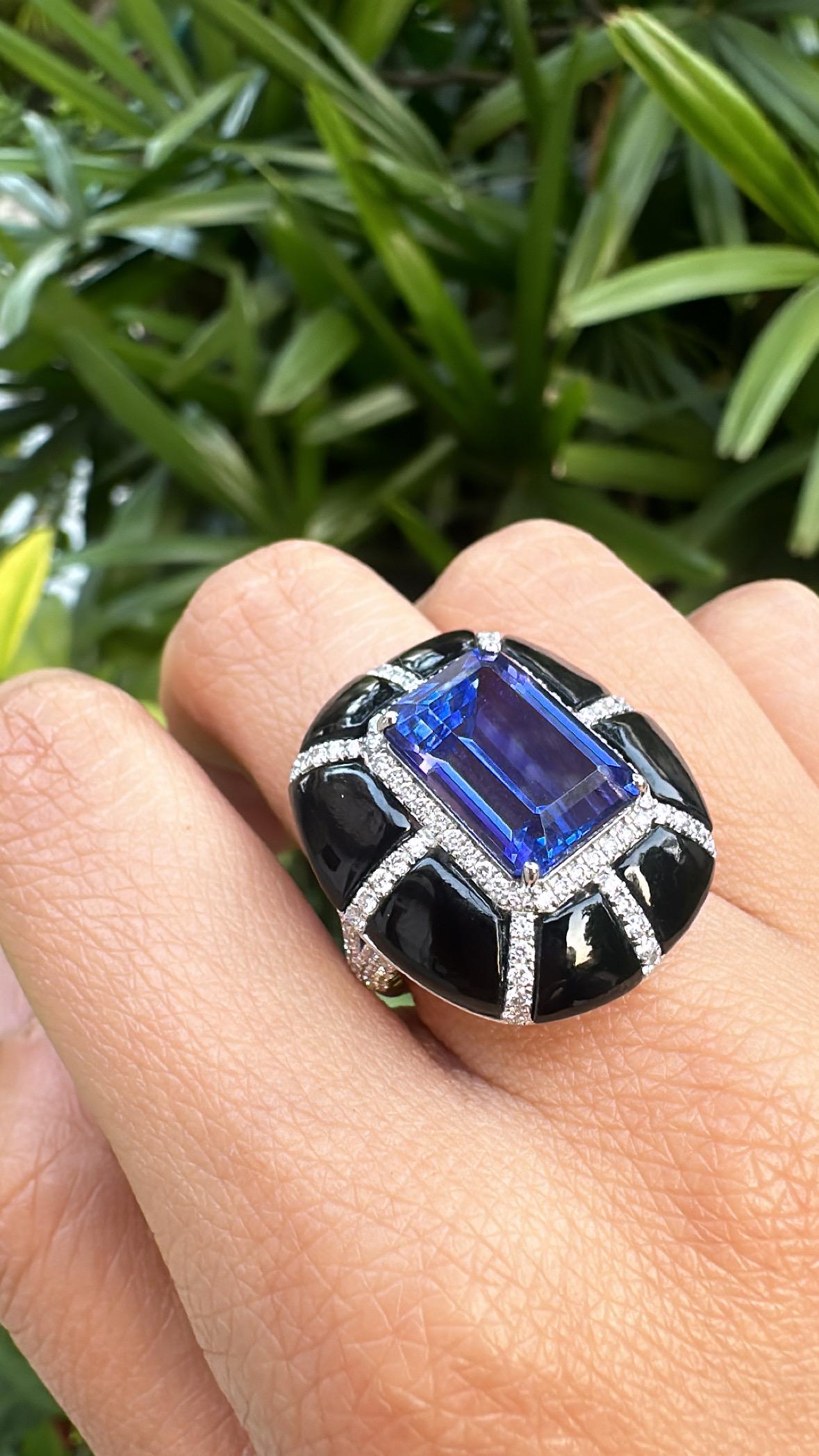Set in 18K Gold, 7.33 carats Tanzanite, Black Onyx & Diamonds Cocktail Ring For Sale 3