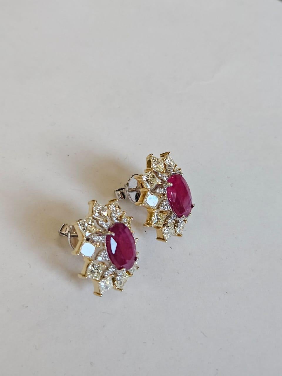 Taille ovale Boucles d'oreilles en or 18 carats, 7,35 carats, rubis du Mozambique et diamants jaunes en vente