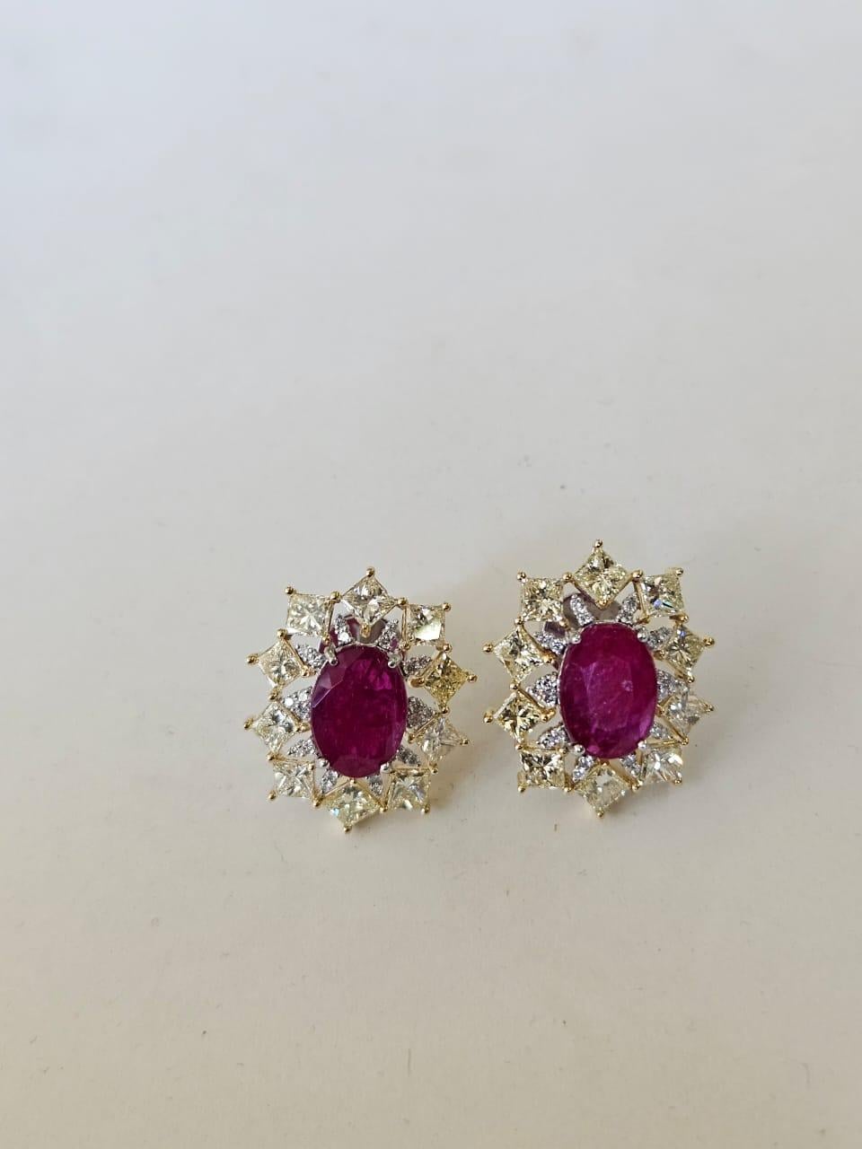 Boucles d'oreilles en or 18 carats, 7,35 carats, rubis du Mozambique et diamants jaunes Neuf - En vente à Hong Kong, HK