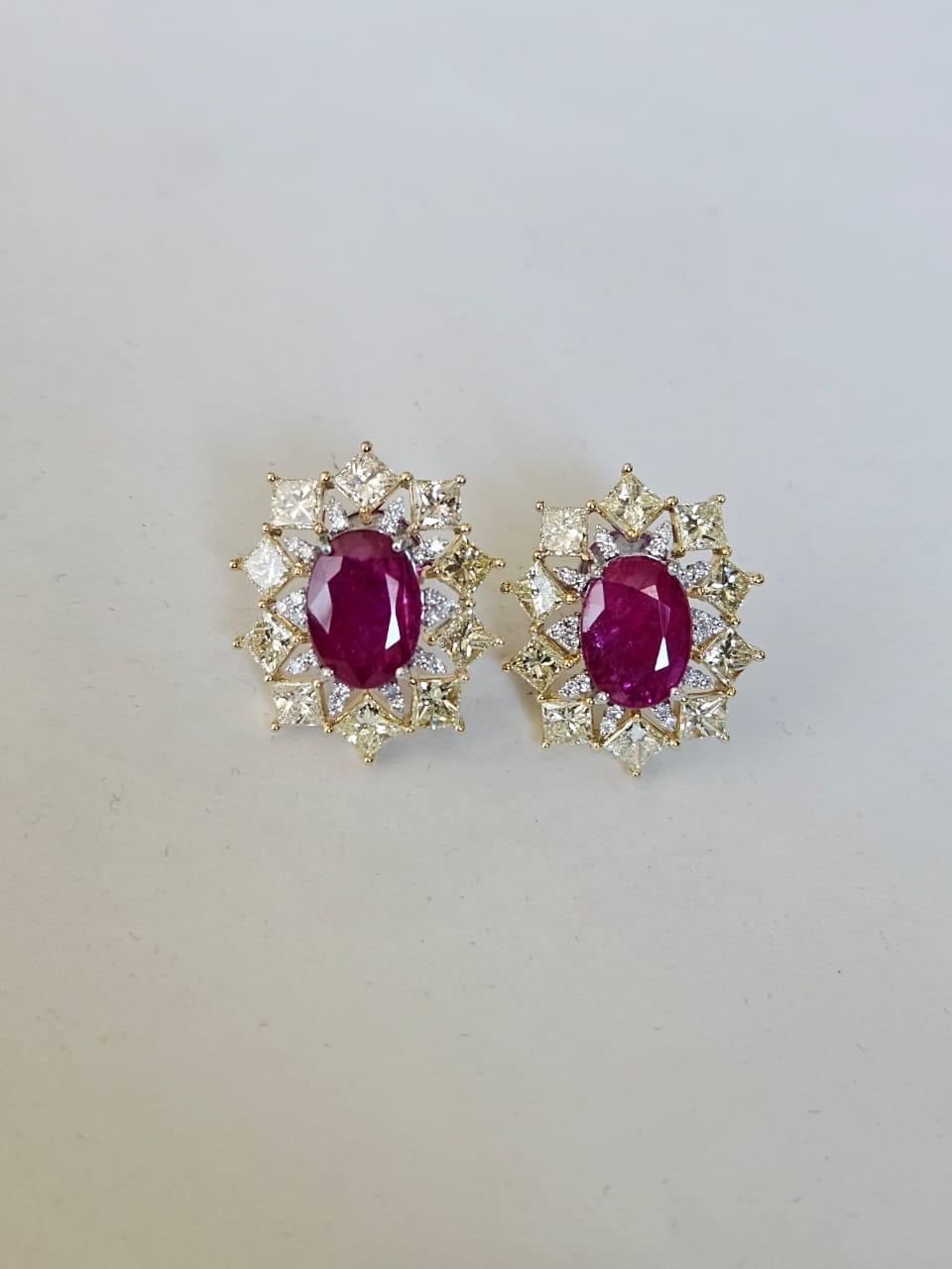 Boucles d'oreilles en or 18 carats, 7,35 carats, rubis du Mozambique et diamants jaunes en vente 1