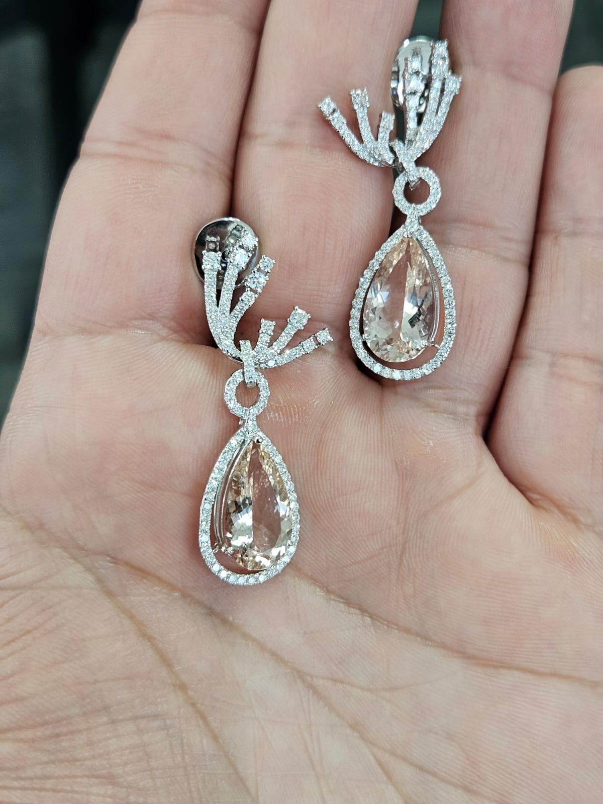 Moderne Boucles d'oreilles chandelier en or 18 carats, Morganite et diamants de 7,40 carats en vente