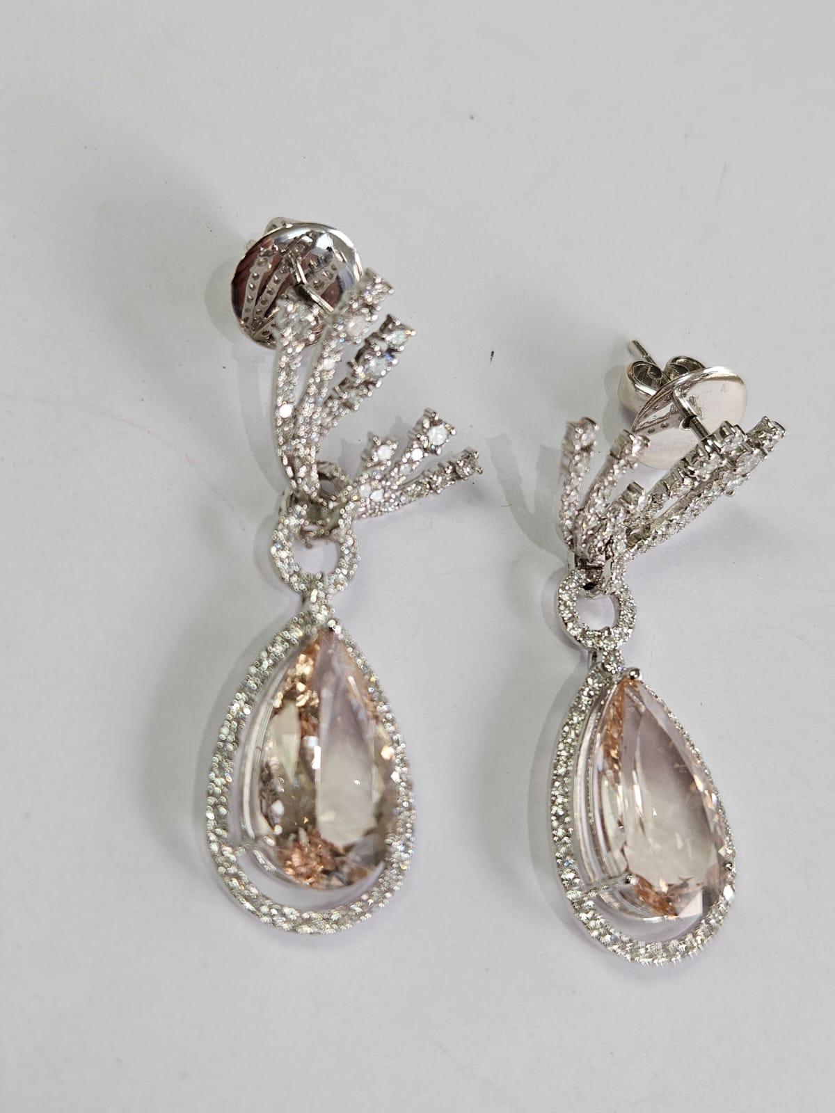 Set in 18K Gold, 7.40 carats Morganite & Diamonds Chandelier Drop Earrings In New Condition For Sale In Hong Kong, HK