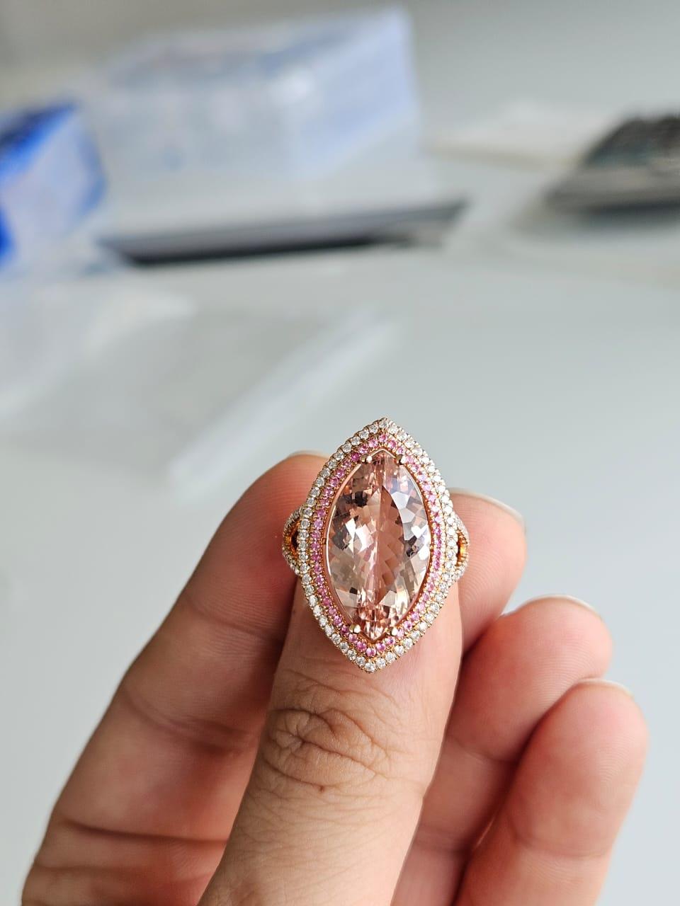 Ein sehr schöner, moderner Morganit & rosa Saphire Cocktail Ring in 18K Rose Gold & natürlichen Diamanten. Das Gewicht des Morganits beträgt 7.44 Karat. Das Gewicht der rosa Saphire beträgt 0,29 Karat. Das Gewicht der Diamanten beträgt 0,66 Karat.