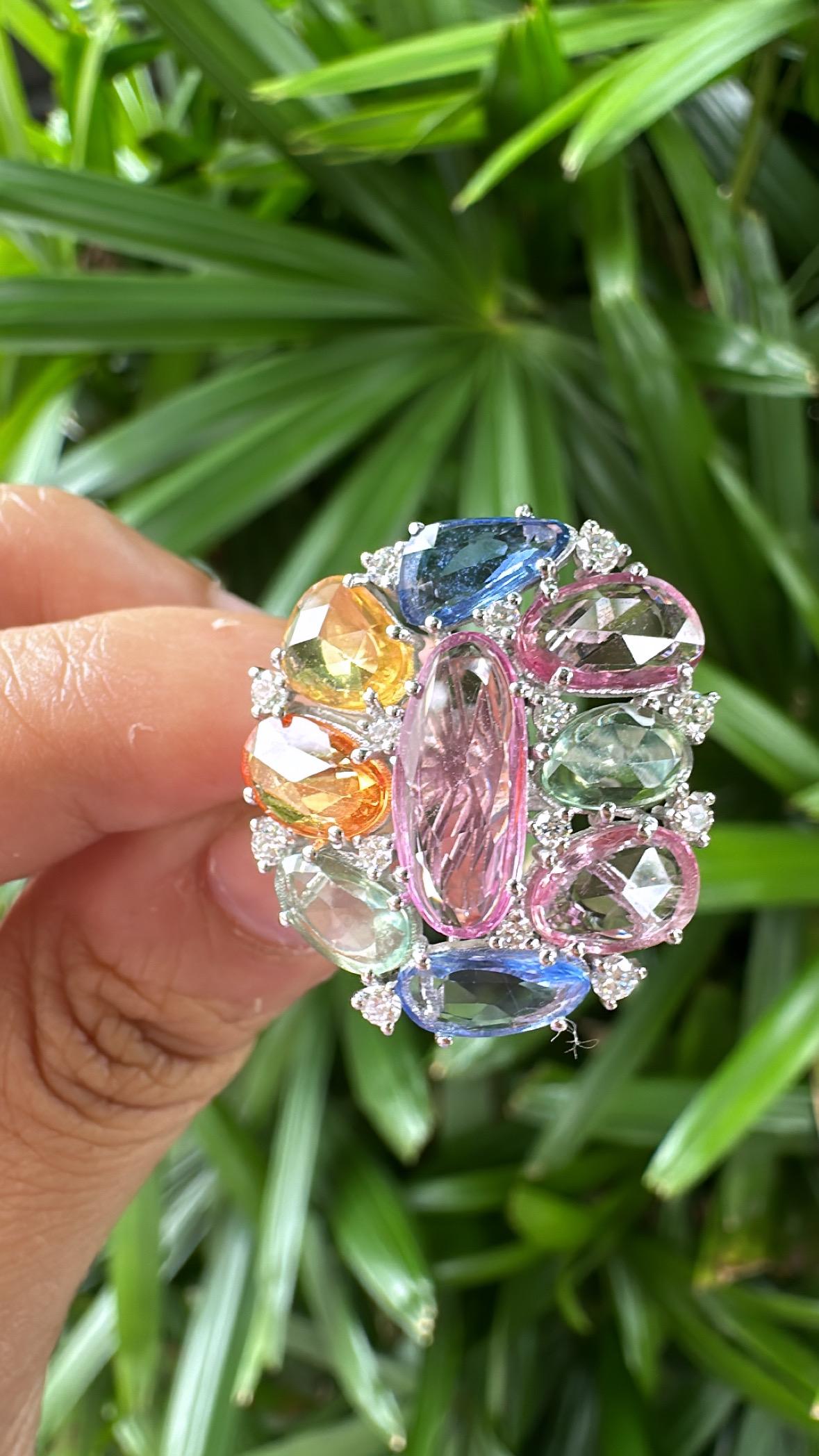 Set in 18K Gold, 7.50 carats Ceylon Multi Sapphires & Diamonds Cocktail Ring In New Condition For Sale In Hong Kong, HK