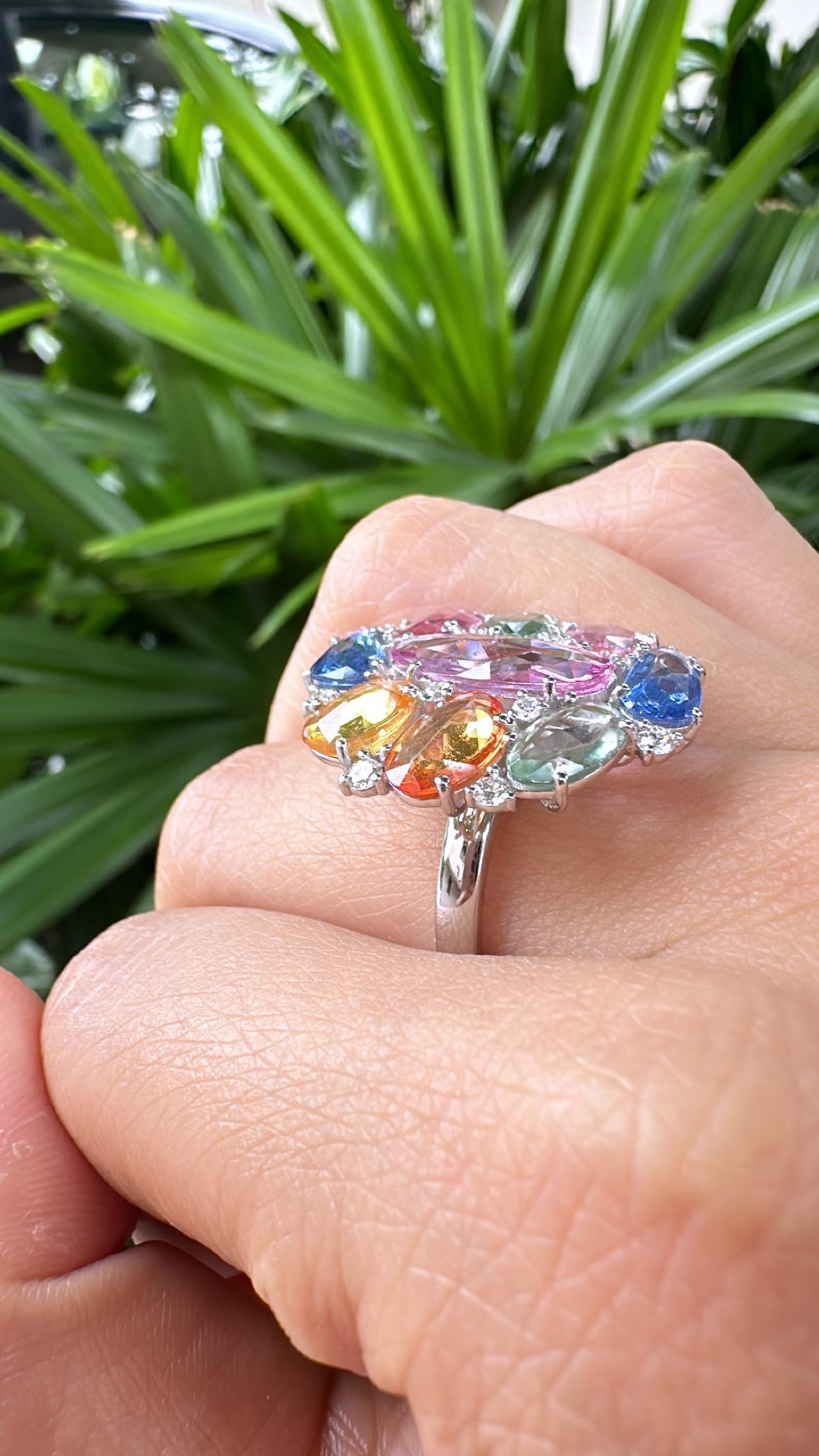 Women's or Men's Set in 18K Gold, 7.50 carats Ceylon Multi Sapphires & Diamonds Cocktail Ring For Sale