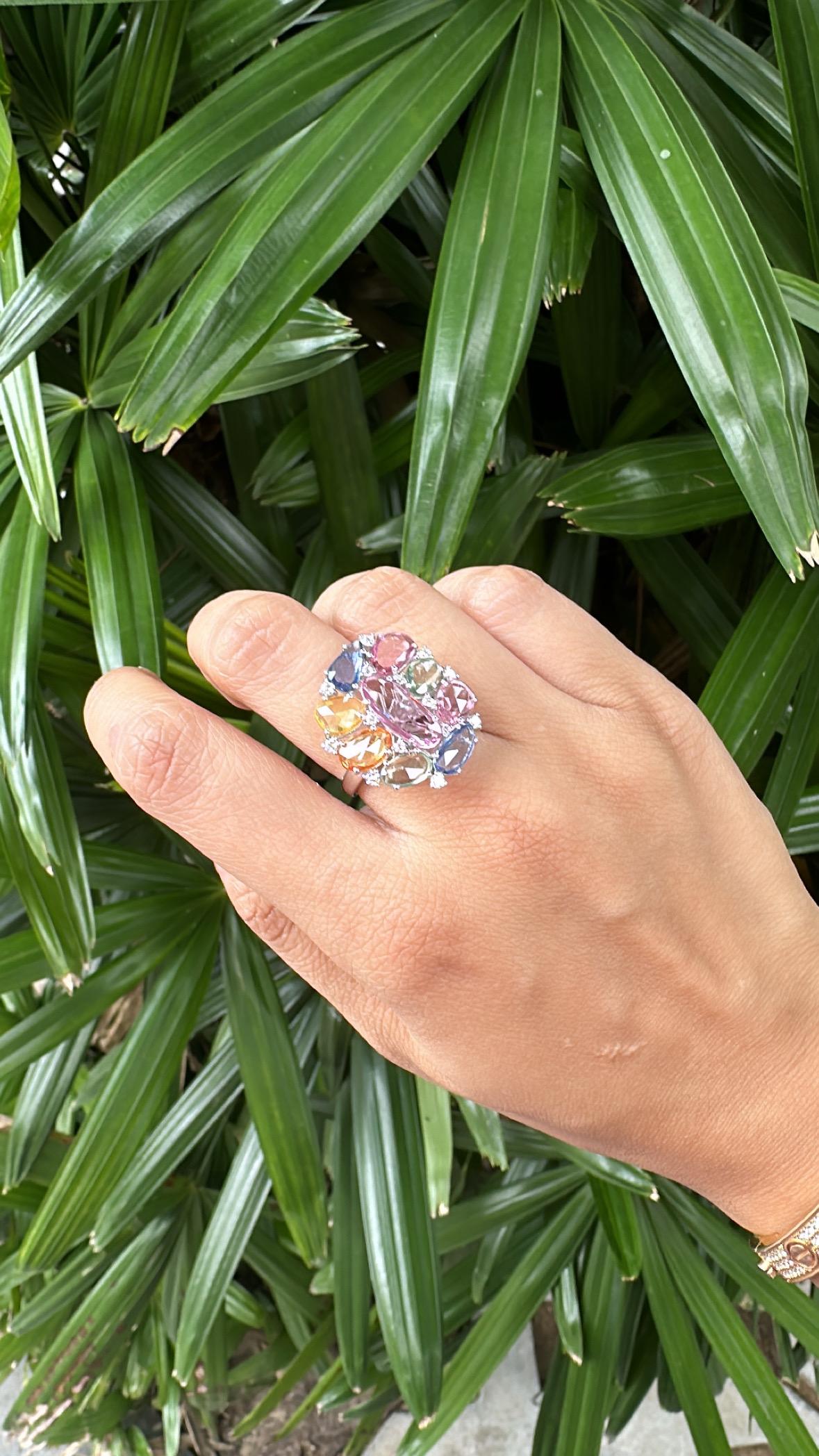 Set in 18K Gold, 7.50 carats Ceylon Multi Sapphires & Diamonds Cocktail Ring For Sale 1