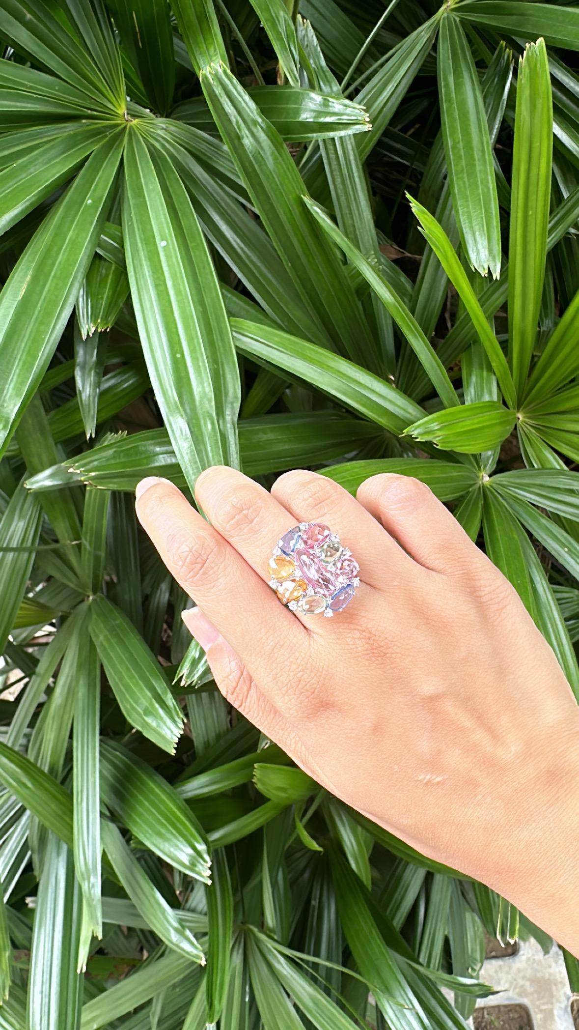 Set in 18K Gold, 7.50 carats Ceylon Multi Sapphires & Diamonds Cocktail Ring For Sale 2