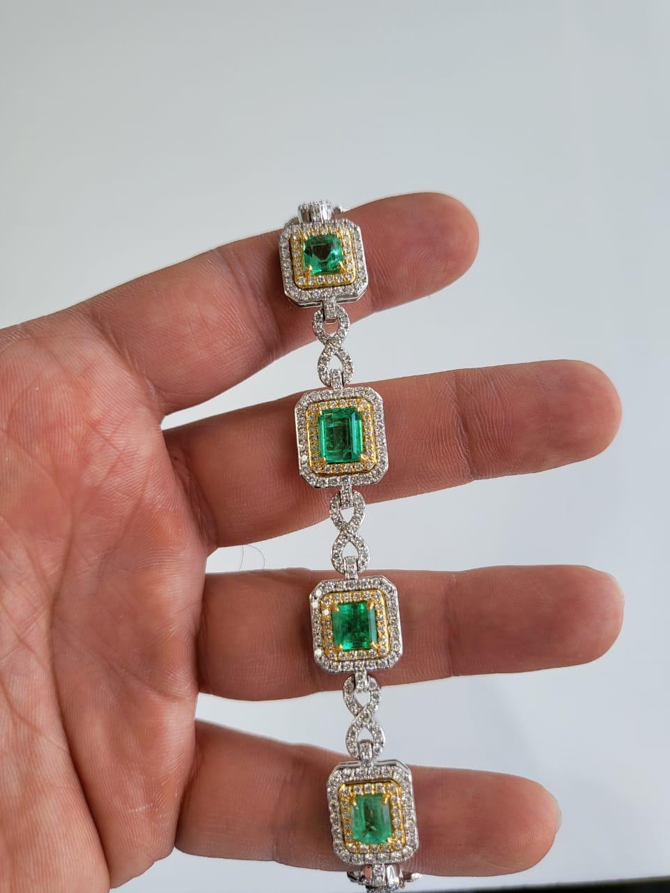Taglio smeraldo Bracciale moderno con smeraldi e diamanti colombiani, 7,50 carati, incastonati in oro 18 carati in vendita