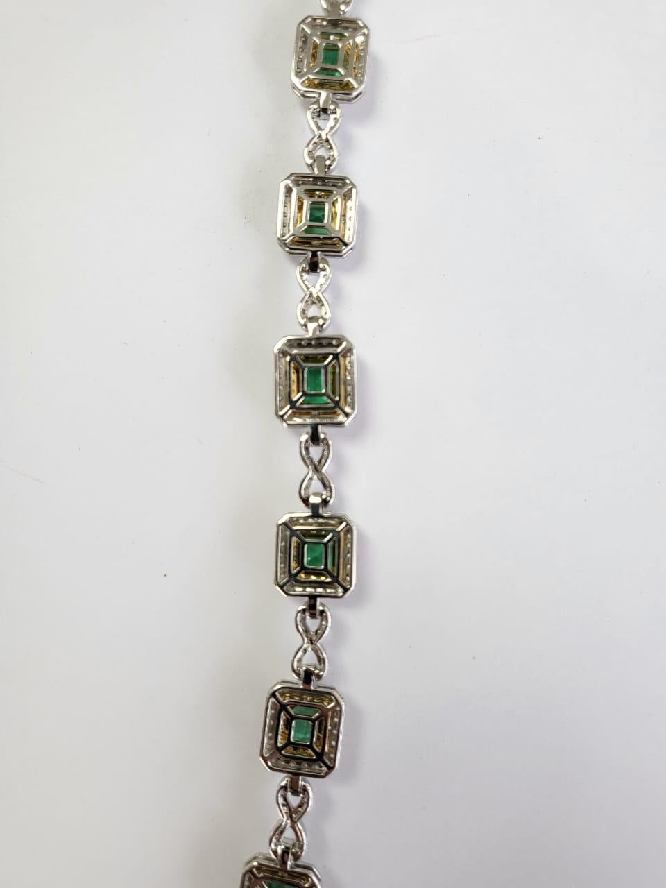 Bracciale moderno con smeraldi e diamanti colombiani, 7,50 carati, incastonati in oro 18 carati In condizioni Nuovo in vendita a Hong Kong, HK