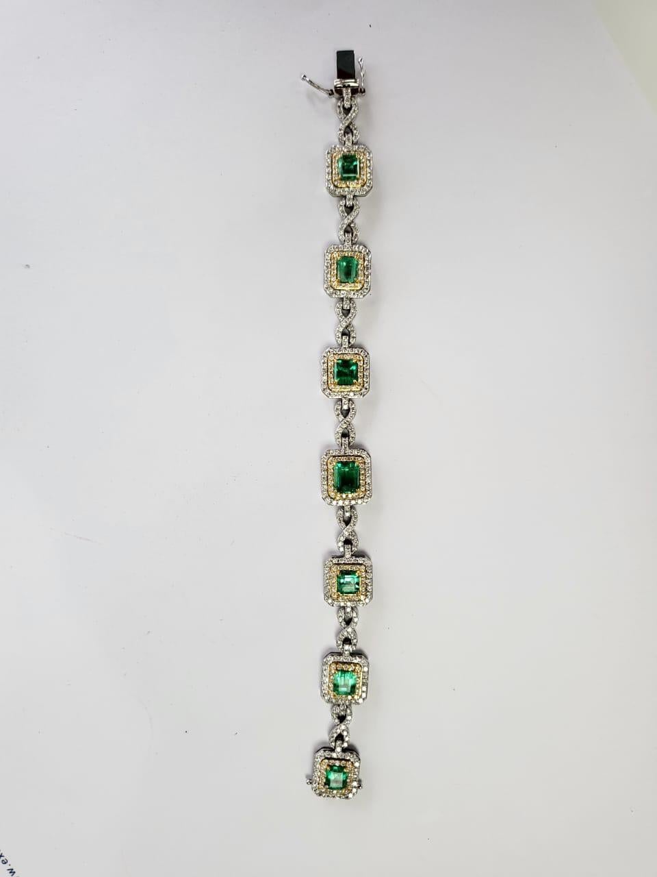 Bracciale moderno con smeraldi e diamanti colombiani, 7,50 carati, incastonati in oro 18 carati in vendita 1