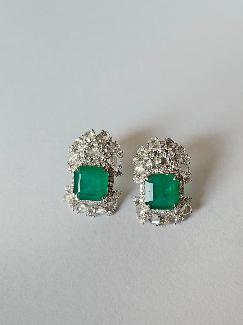Women's or Men's Set in 18K Gold, 7.56 carats, Zambiam Emerald & Rose Cut Diamonds Stud Earrings For Sale