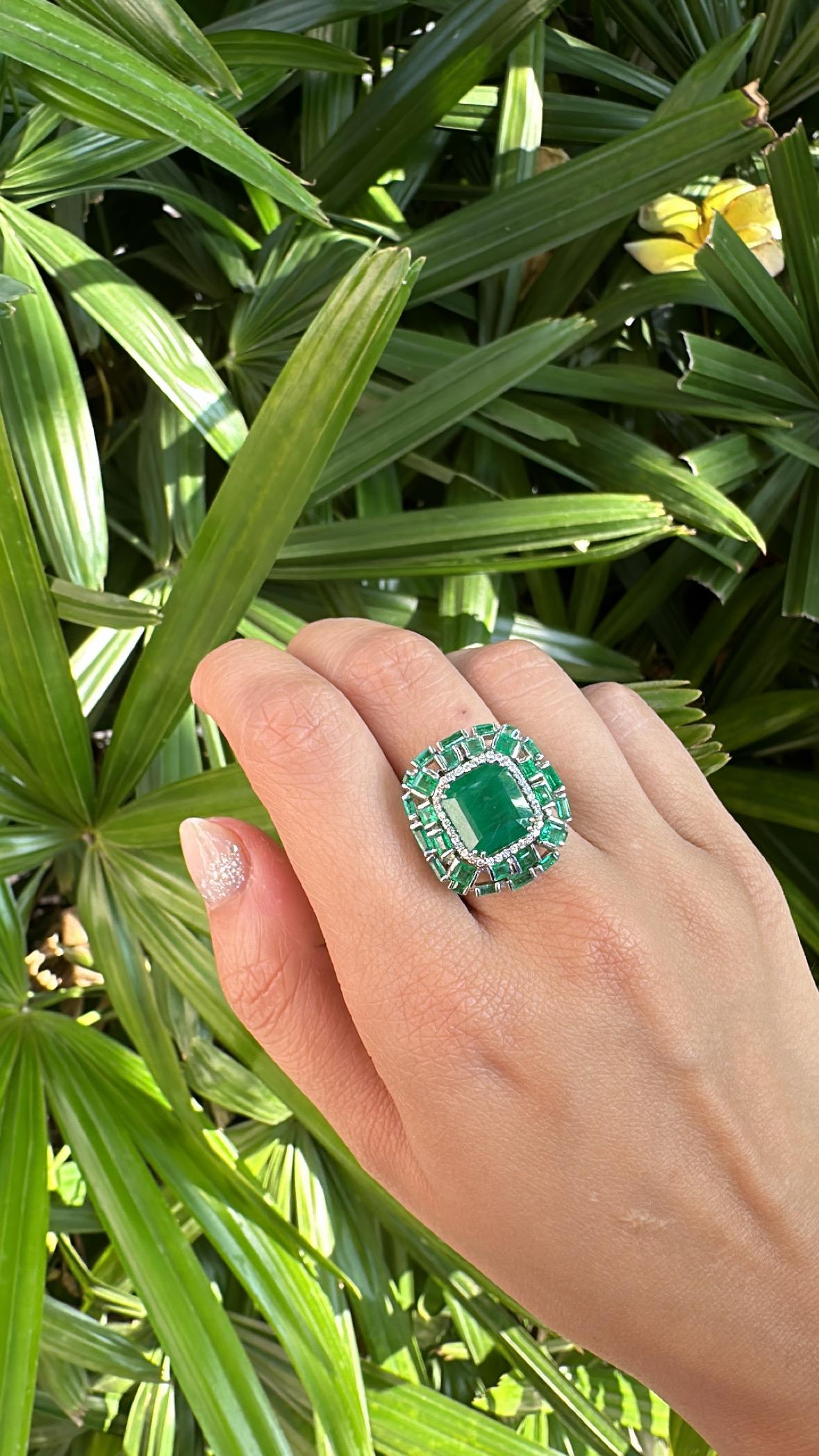 Set in 18K Gold, 7.59 carats, natural Zambian Emerald & Diamonds Engagement Ring For Sale 4