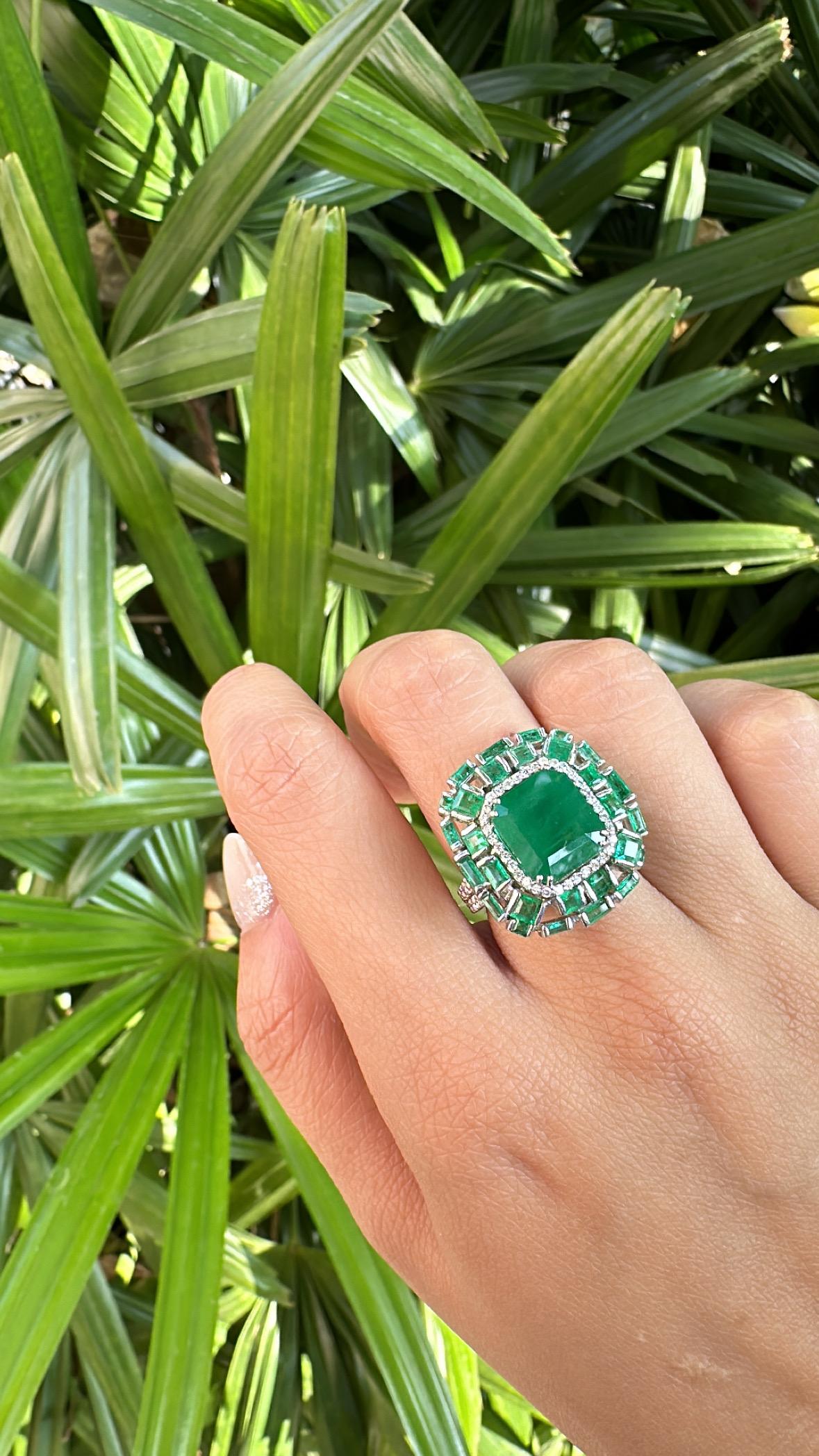 Set in 18K Gold, 7.59 carats, natural Zambian Emerald & Diamonds Engagement Ring For Sale 5