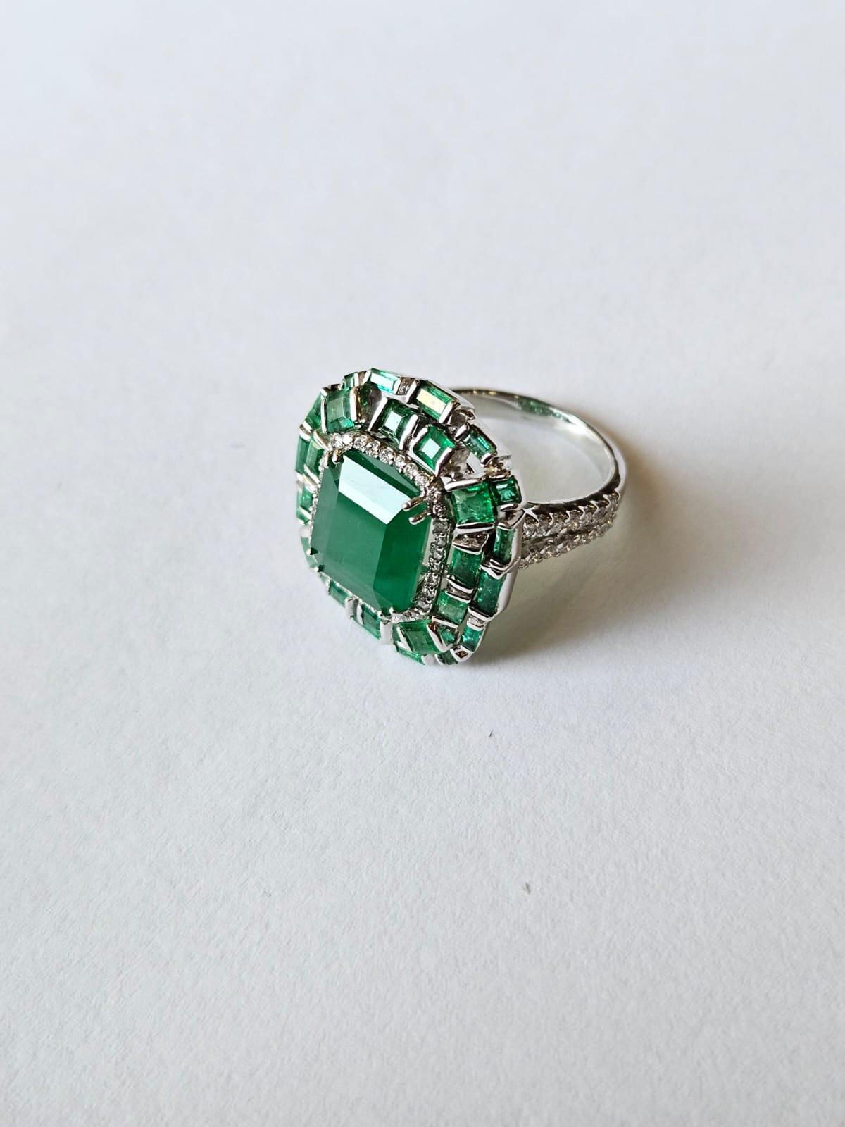 Modern Set in 18K Gold, 7.59 carats, natural Zambian Emerald & Diamonds Engagement Ring For Sale