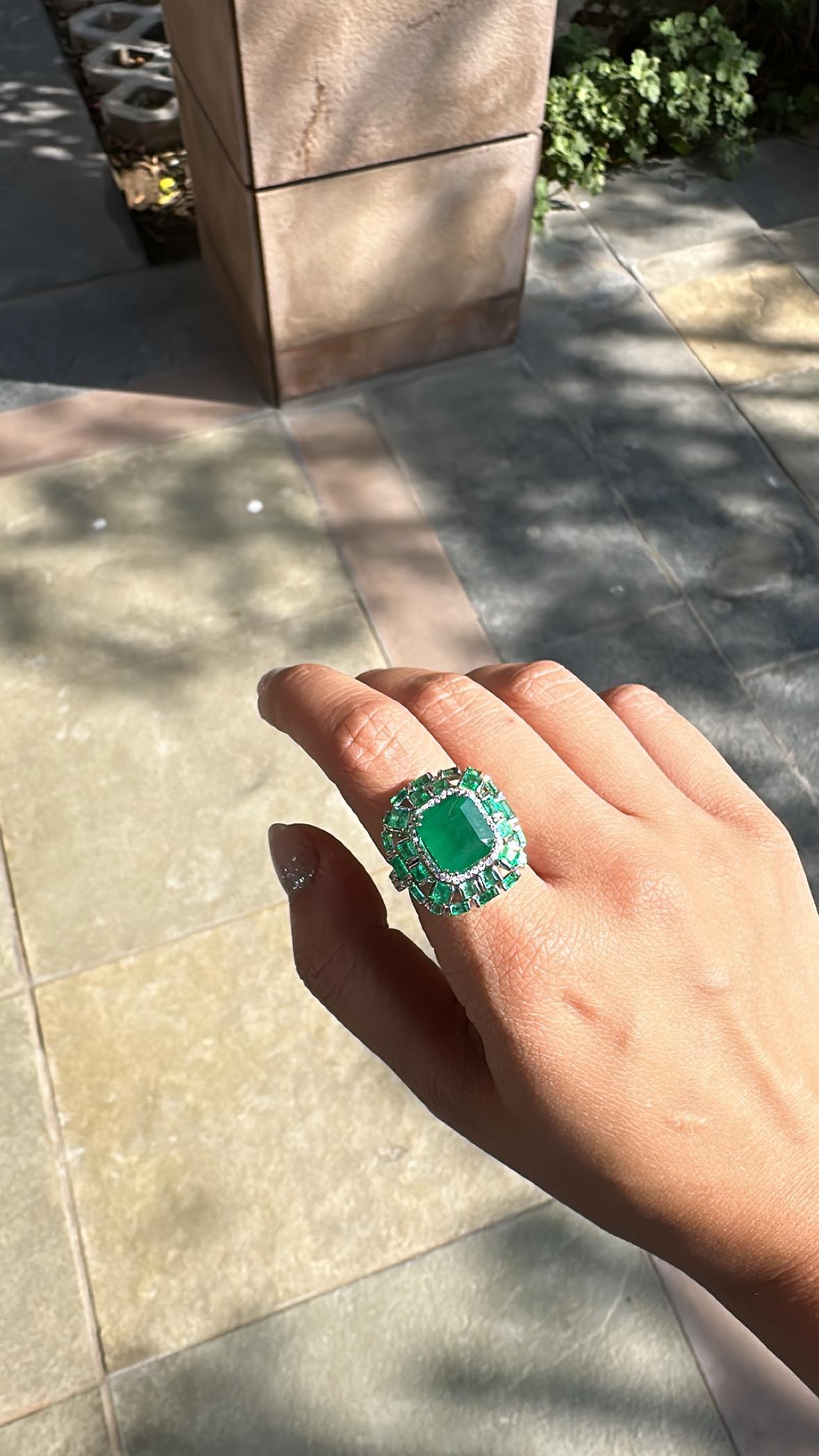 Women's or Men's Set in 18K Gold, 7.59 carats, natural Zambian Emerald & Diamonds Engagement Ring For Sale