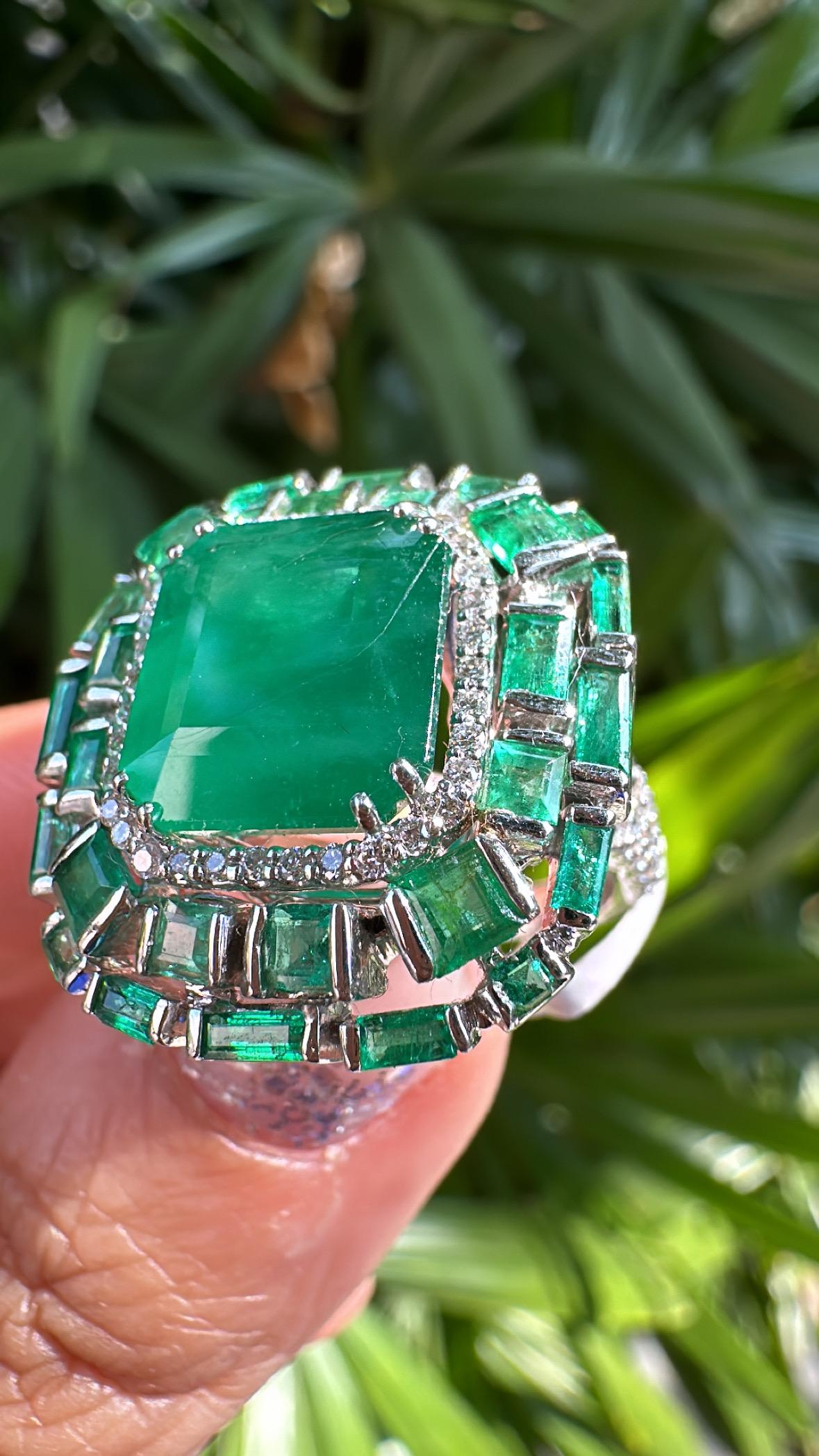 Set in 18K Gold, 7.59 carats, natural Zambian Emerald & Diamonds Engagement Ring For Sale 1