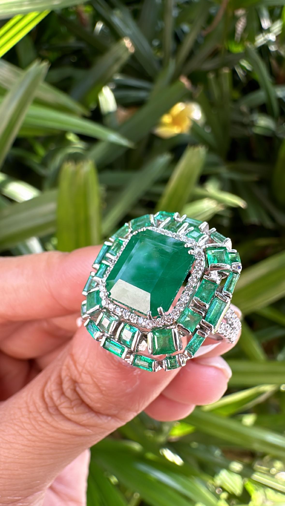 Set in 18K Gold, 7.59 carats, natural Zambian Emerald & Diamonds Engagement Ring For Sale 2