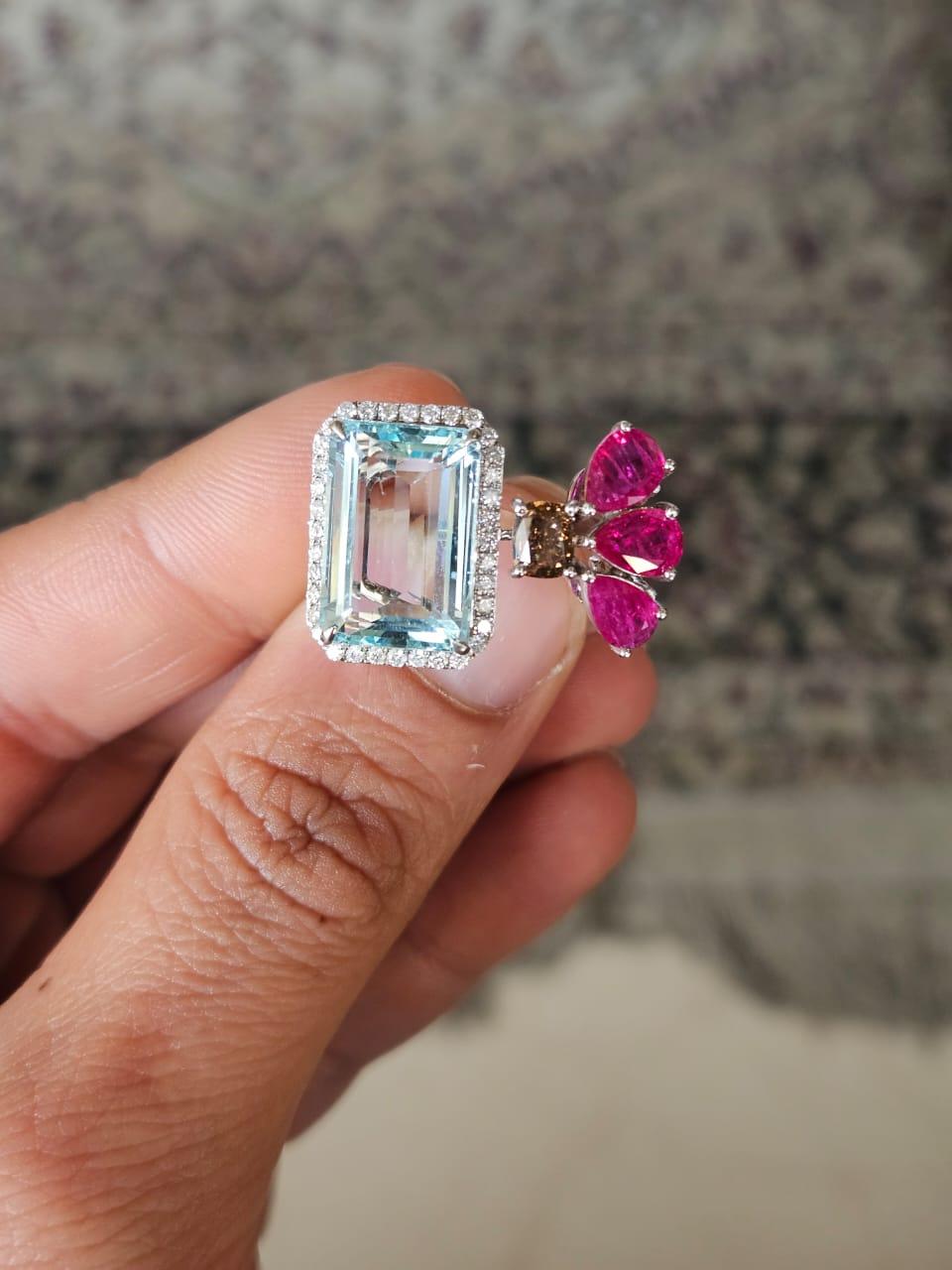 Ein sehr schöner, moderner Verlobungsring mit Aquamarin und Rubin in 18 Karat Weißgold und natürlichen Diamanten. Das Gewicht des Aquamarins beträgt 7.60 Karat. Das Gewicht der Rubine beträgt 1,75 Karat. Die Rubine sind völlig natürlich, ohne
