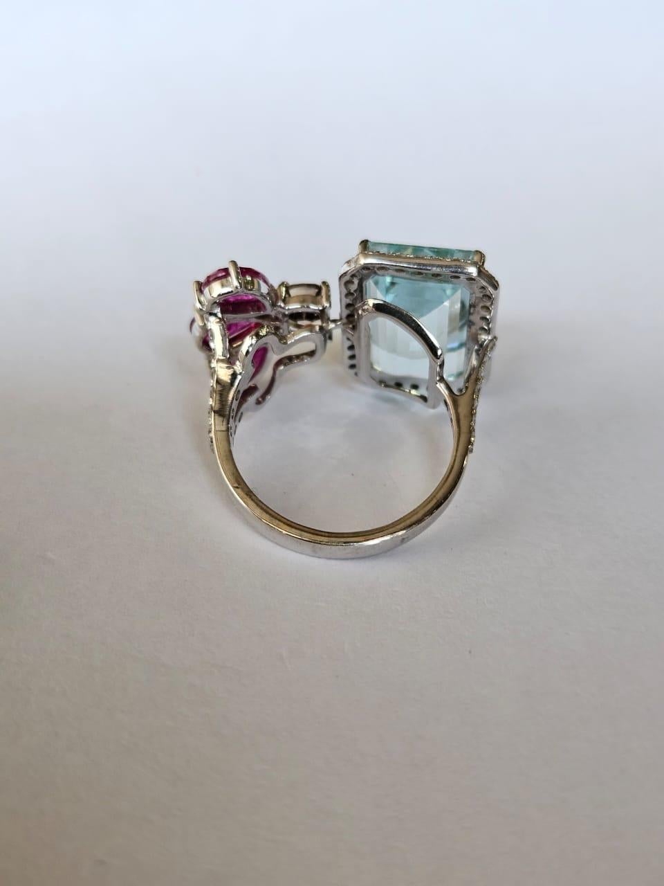 Verlobungsring aus 18 Karat Gold, 7,60 Karat Aquamarin, Rubine und braune Diamanten (Moderne) im Angebot