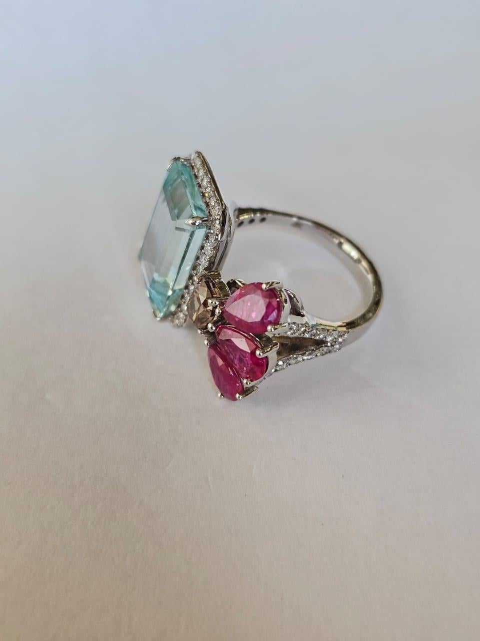 Verlobungsring aus 18 Karat Gold, 7,60 Karat Aquamarin, Rubine und braune Diamanten (Smaragdschliff) im Angebot
