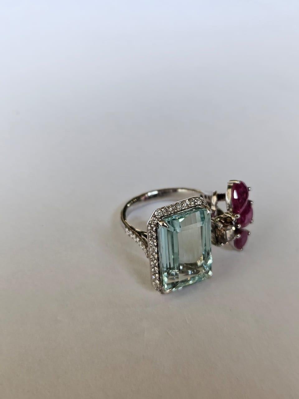 Verlobungsring aus 18 Karat Gold, 7,60 Karat Aquamarin, Rubine und braune Diamanten im Zustand „Neu“ im Angebot in Hong Kong, HK