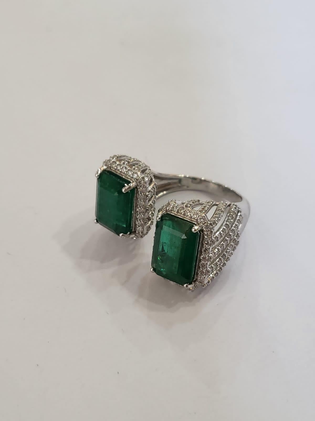 Set in 18K Gold, 7.62 carats, natural Zambian Emerald & Diamonds Engagement Ring In New Condition For Sale In Hong Kong, HK