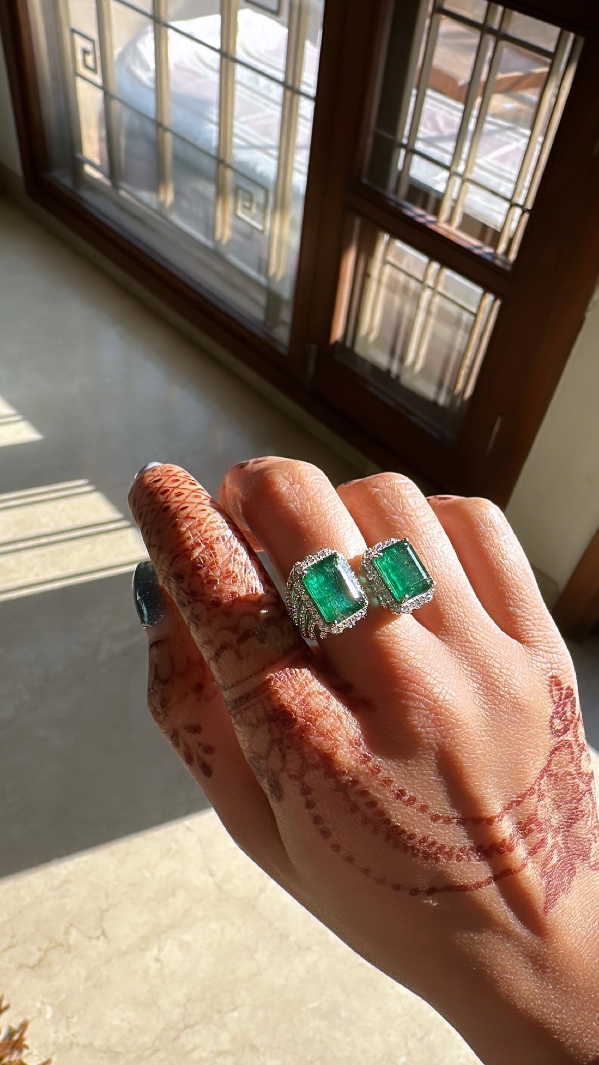 Set in 18K Gold, 7.62 carats, natural Zambian Emerald & Diamonds Engagement Ring For Sale 2