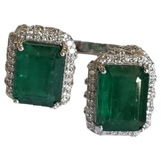 Set in 18K Gold, 7.62 carats, natural Zambian Emerald & Diamonds Engagement Ring