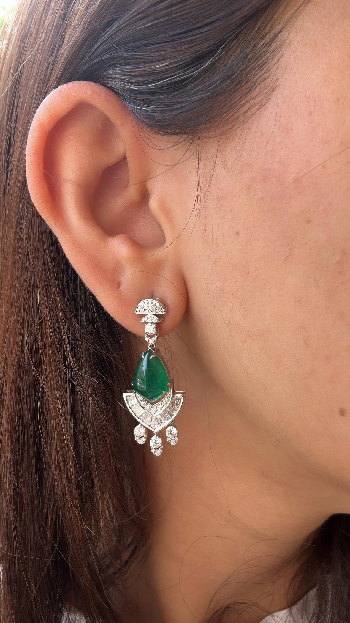 Orecchini con diamanti e smeraldo dello Zambia da 7,62 carati, incastonati in oro 18K in vendita 5