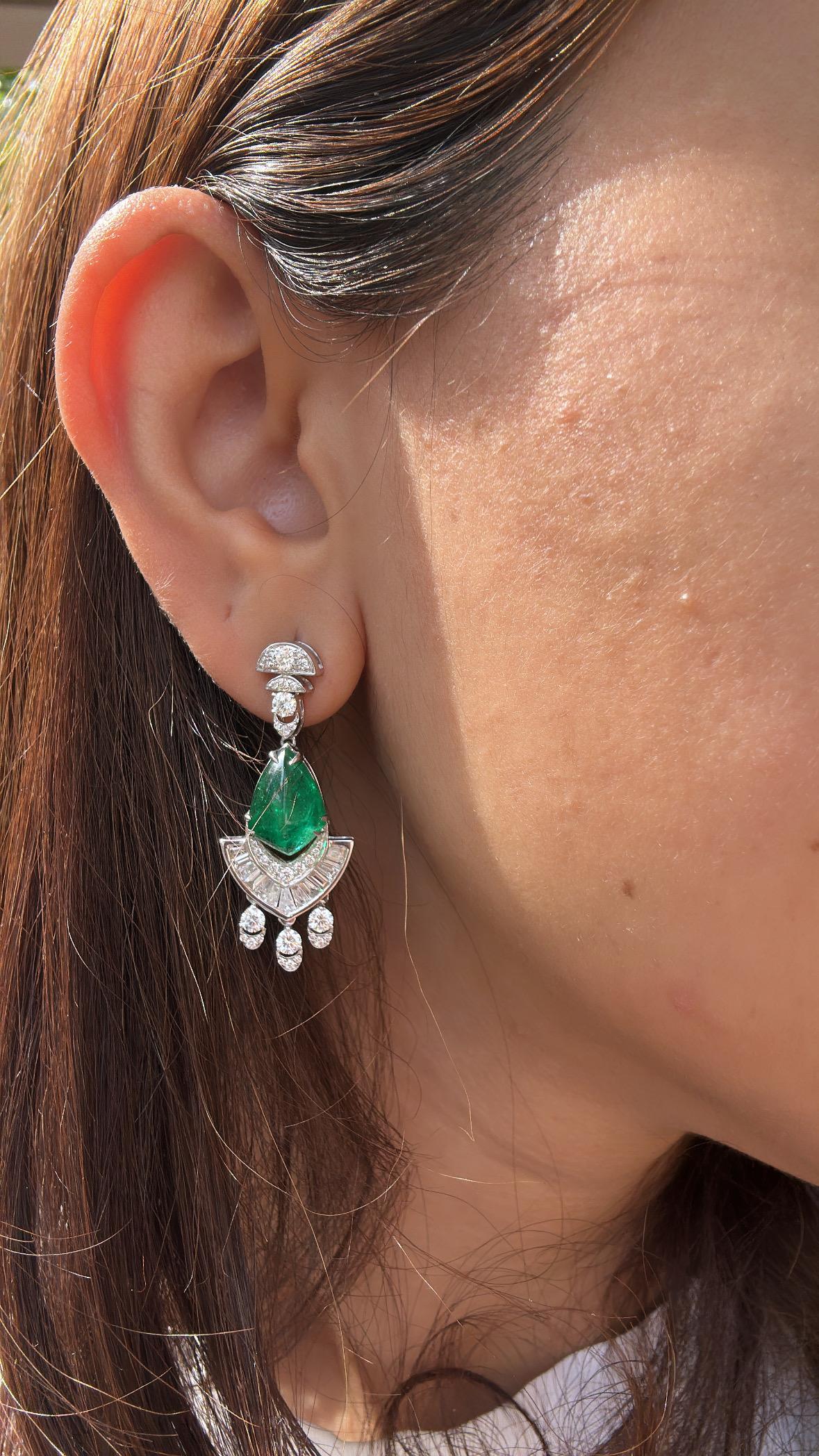 Orecchini con diamanti e smeraldo dello Zambia da 7,62 carati, incastonati in oro 18K in vendita 6