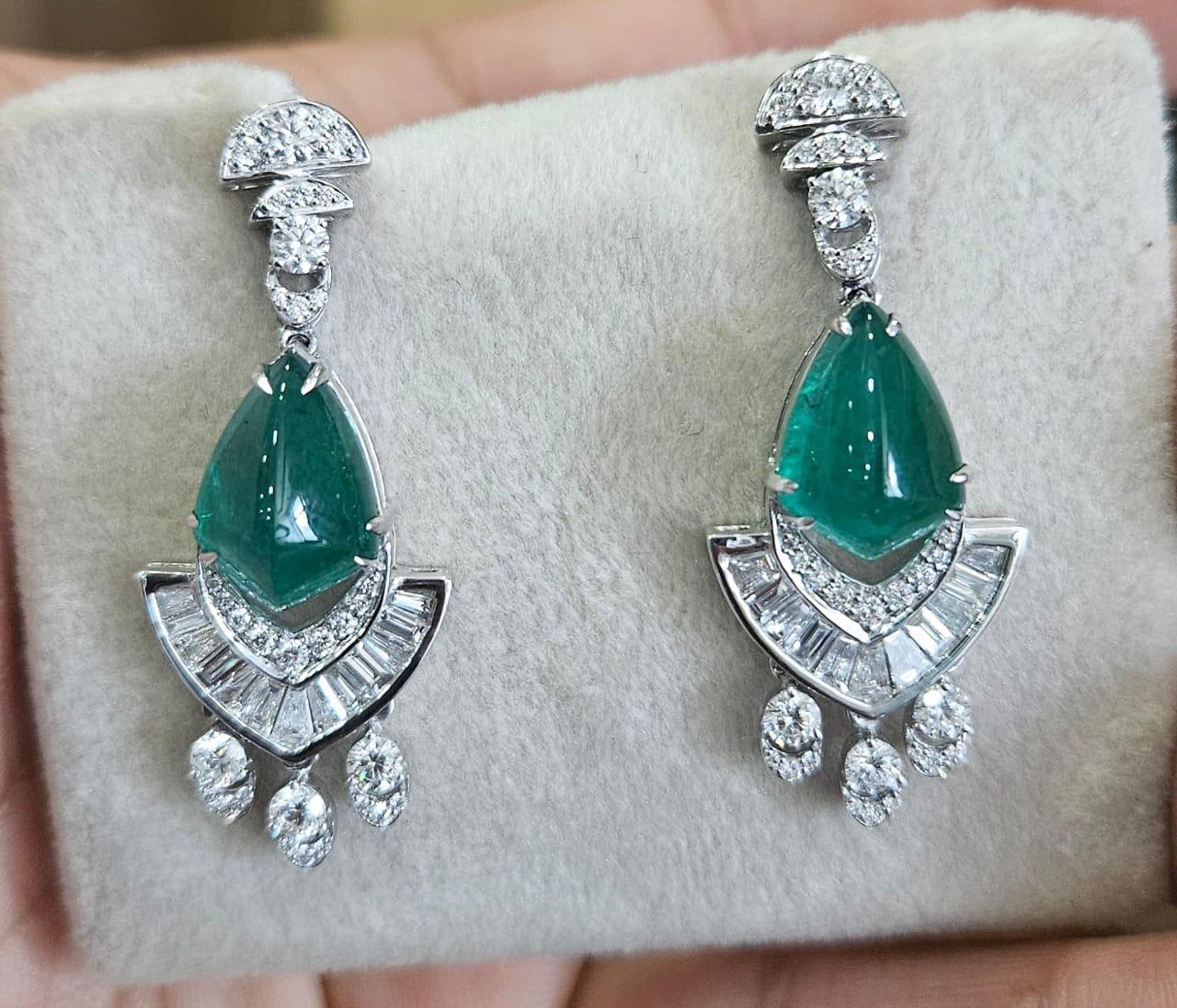 Splendidi e bellissimi orecchini a forma di smeraldo in stile Art Deco con oro bianco 18 carati e diamanti naturali. Il peso dei Pan di Smeraldo è di 7.62 carati. Lo Smeraldo è completamente naturale, senza alcun trattamento ed è di origine