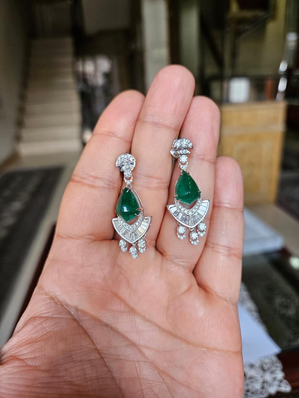Art Déco Orecchini con diamanti e smeraldo dello Zambia da 7,62 carati, incastonati in oro 18K in vendita