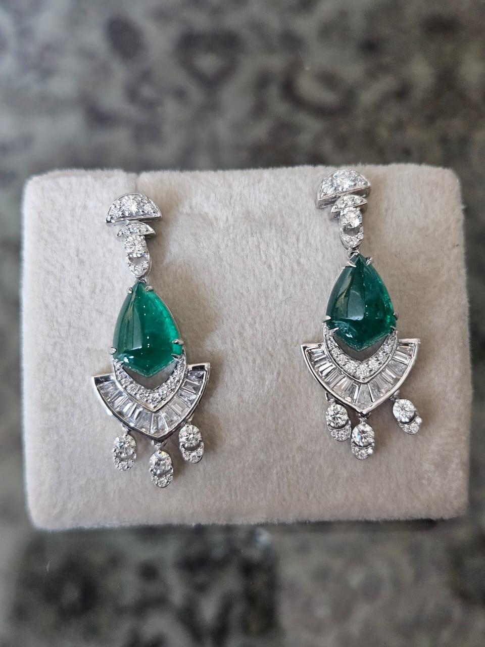 Pan di zucchero Orecchini con diamanti e smeraldo dello Zambia da 7,62 carati, incastonati in oro 18K in vendita
