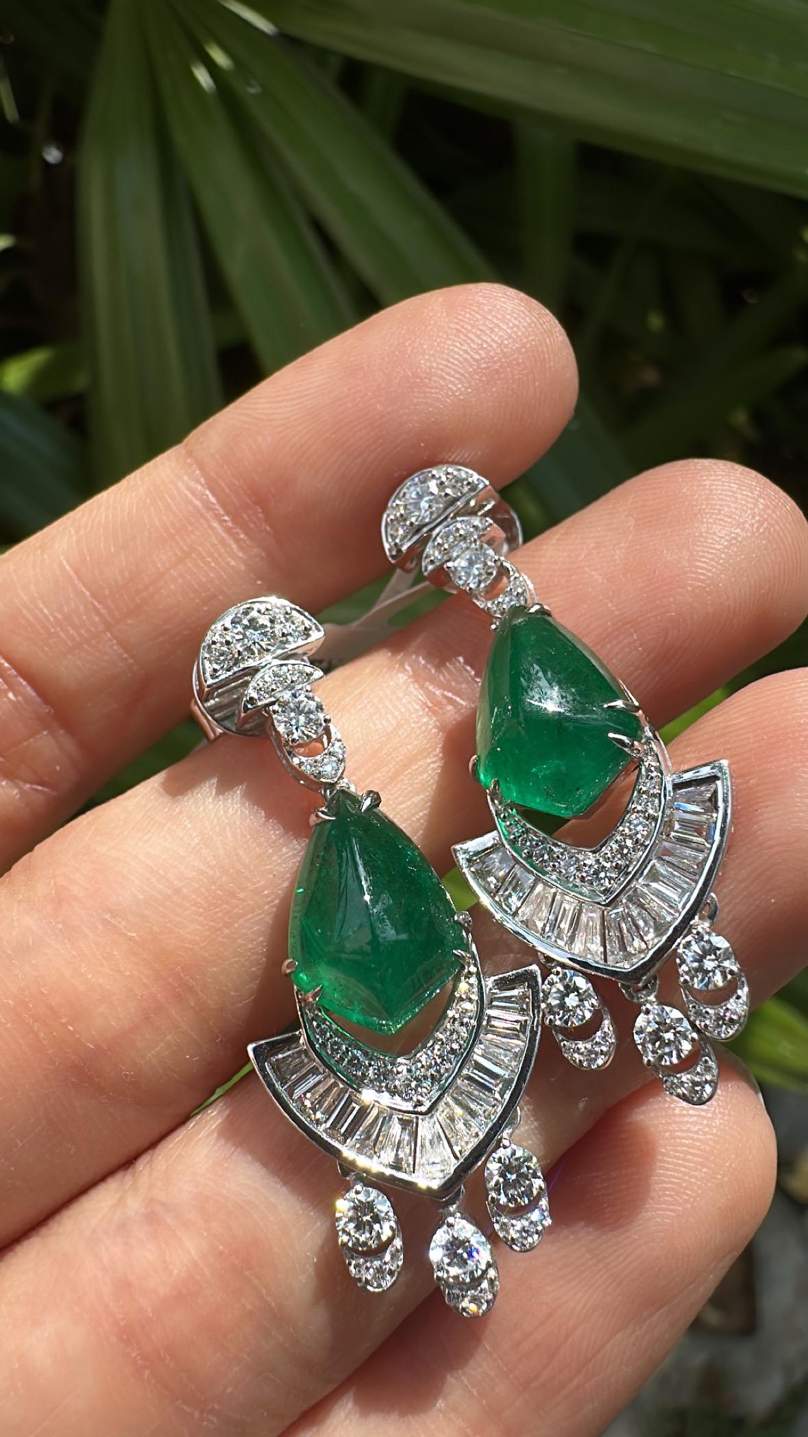 Orecchini con diamanti e smeraldo dello Zambia da 7,62 carati, incastonati in oro 18K in vendita 2