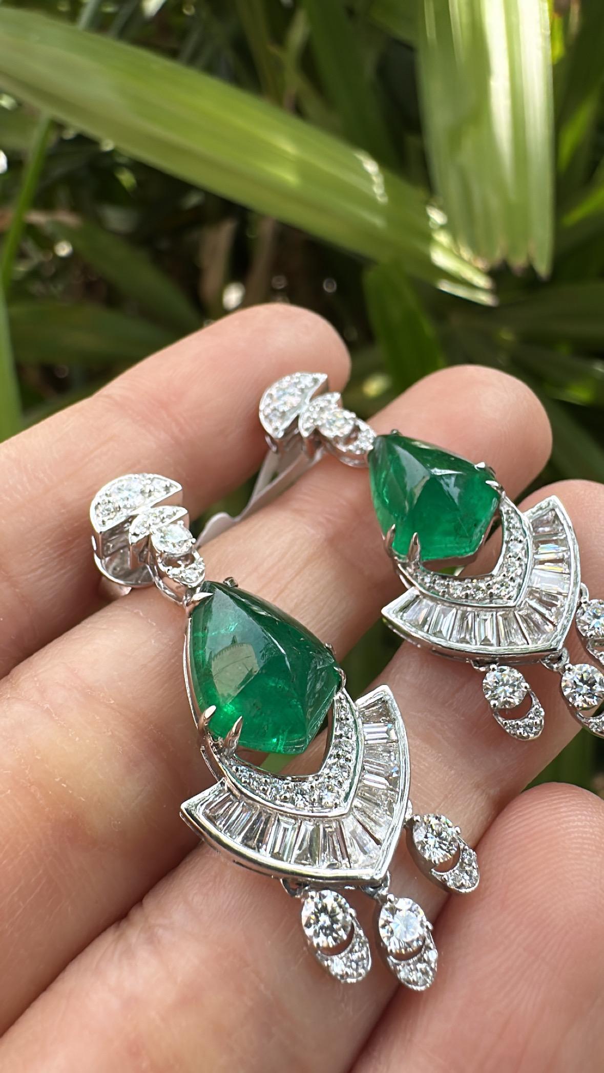 Orecchini con diamanti e smeraldo dello Zambia da 7,62 carati, incastonati in oro 18K in vendita 3